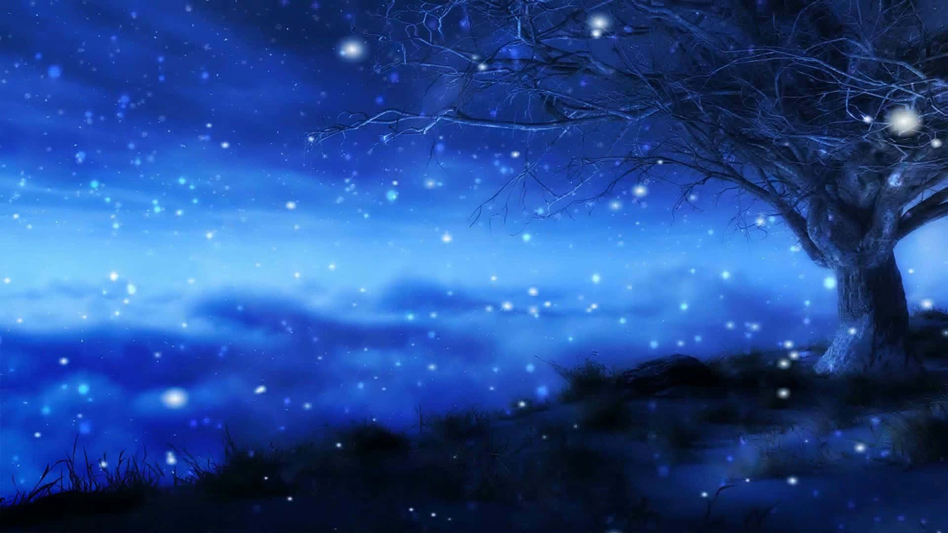 Winter Blues 桌布 壁紙 — 一棵孤獨的裸樹矗立在星空下，閃爍著神奇的藍光和柔軟的雲彩。
