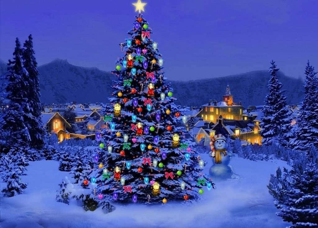 Winter Christmas 桌布 壁紙 — 一棵明亮照明的聖誕樹，裝飾著色彩繽紛的飾品和一顆星星，矗立在雪村黃昏時分，有雪人和發光的窗戶。