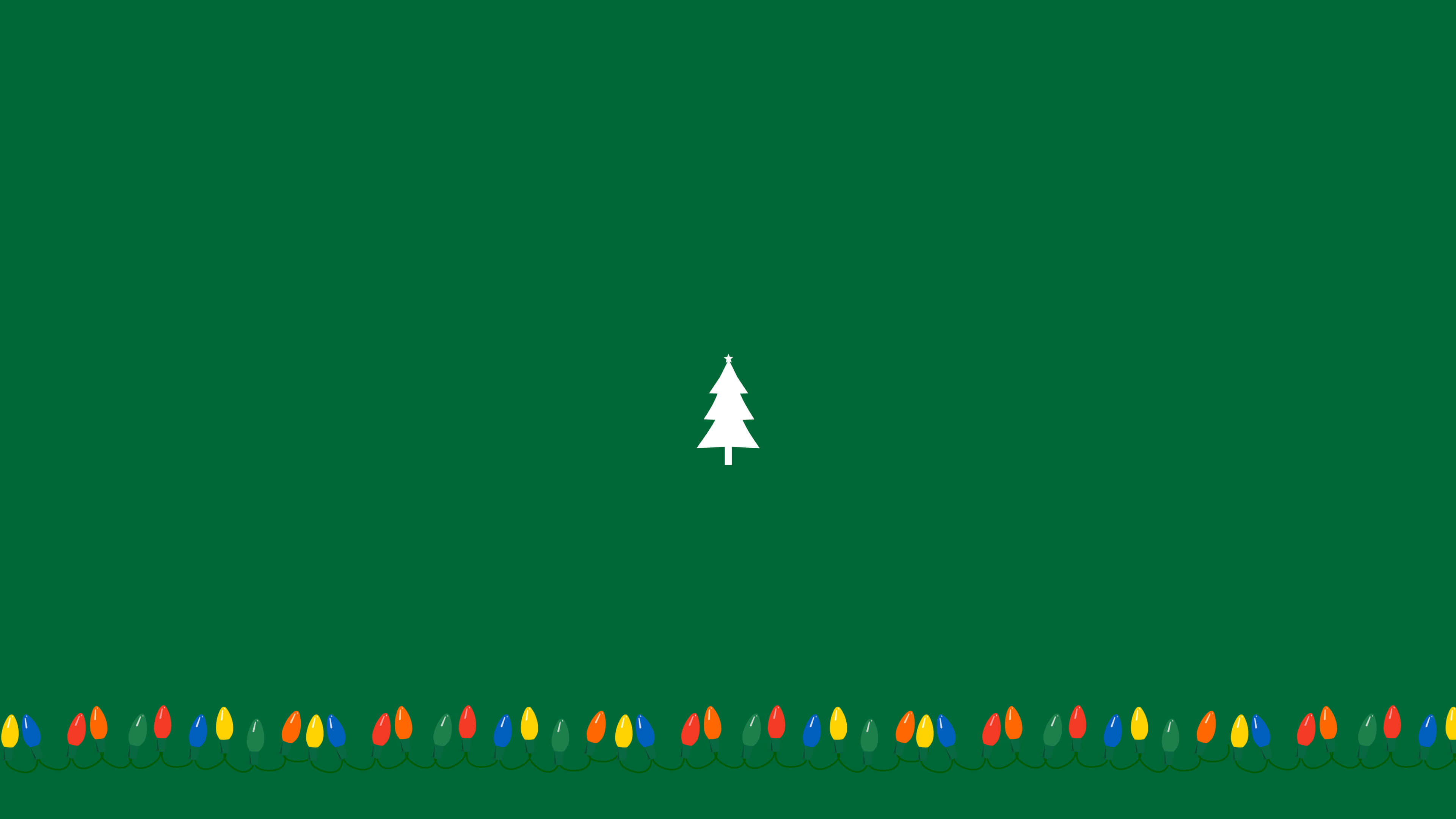 Green Minimalistic 桌布 壁紙 — 一棵極簡白色聖誕樹，居中於純綠色背景上，底部有一排彩色燈串。
