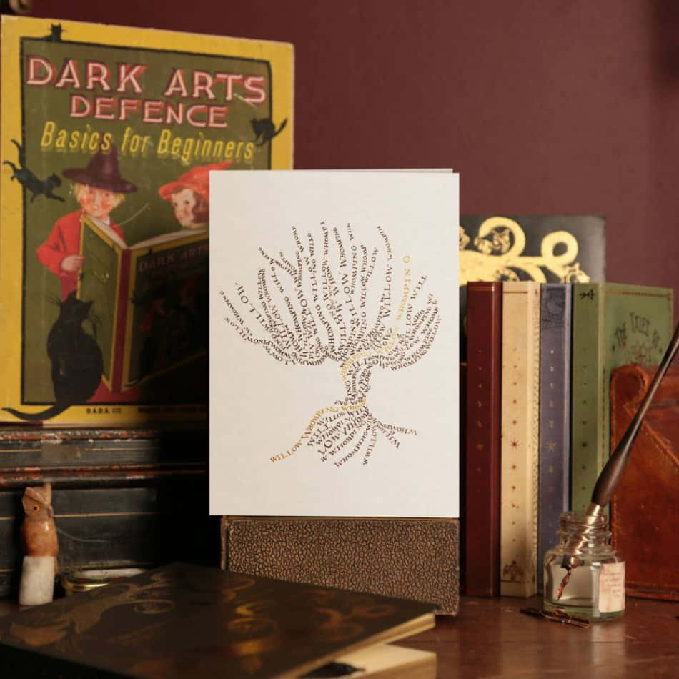 The Whomping Willow 桌布 壁紙 — 一棵由咒語文字組成的巫術樹，在魔法書房中與復古書籍和羽毛筆一同佔據中心位置。