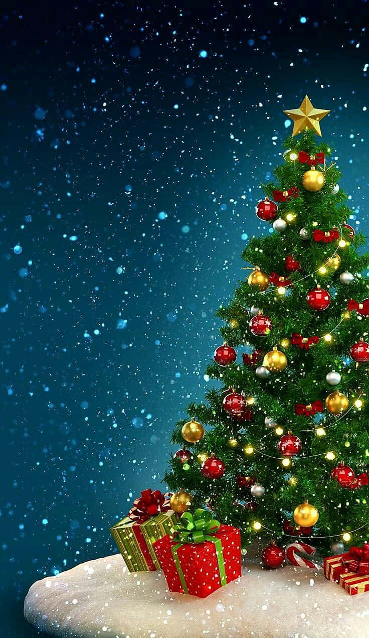 Christmas Eve 桌布 壁紙 — 一棵節日聖誕樹，裝飾著紅色、金色和銀色的飾品、閃爍的燈光以及頂端的金色星星，矗立在飄落的雪花中，旁邊是包裝好的禮物。