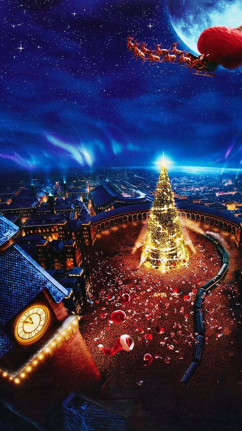 Christmas Movie 桌布 壁紙 — 一棵耀眼的聖誕樹在白雪覆蓋的城鎮廣場上閃耀，星空下聖誕老人的雪橇帶著馴鹿飛過。