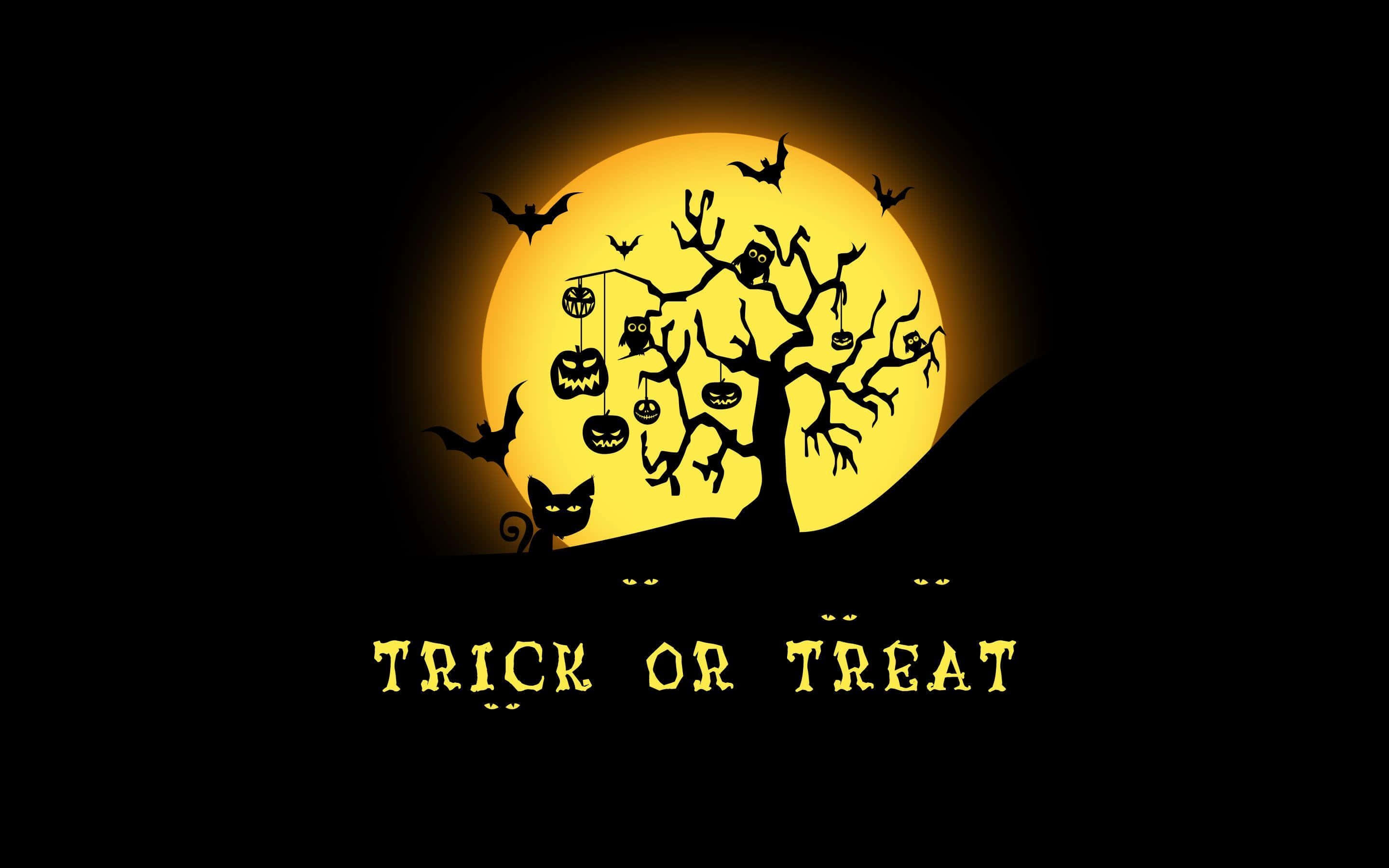Trick-or-treaters 桌布 壁紙 — 一棵詭異的萬聖節樹，有南瓜燈、蝙蝠和一隻貓在發光的黃色月亮襯托下形成剪影。
