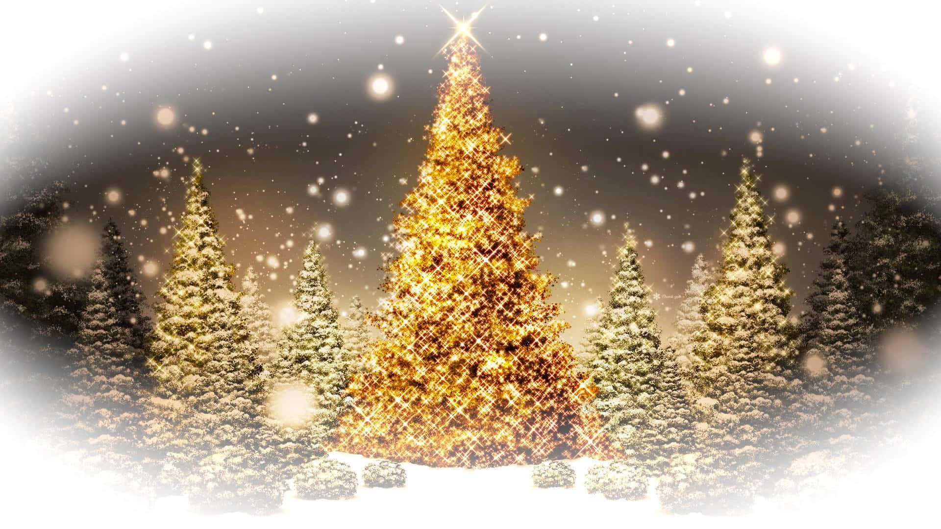 Rustic Christmas 桌布 壁紙 — 一棵閃耀的金色聖誕樹在飄雪中，以閃爍的燈光映襯著雪地森林的背景。