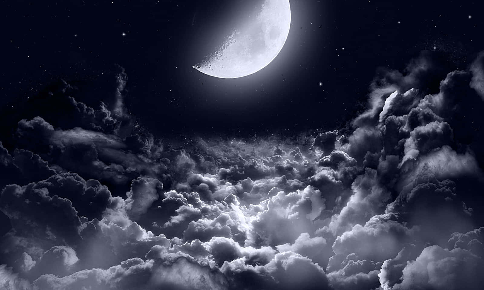 彎月透過雲層在繁星點點的夜空中閃耀。