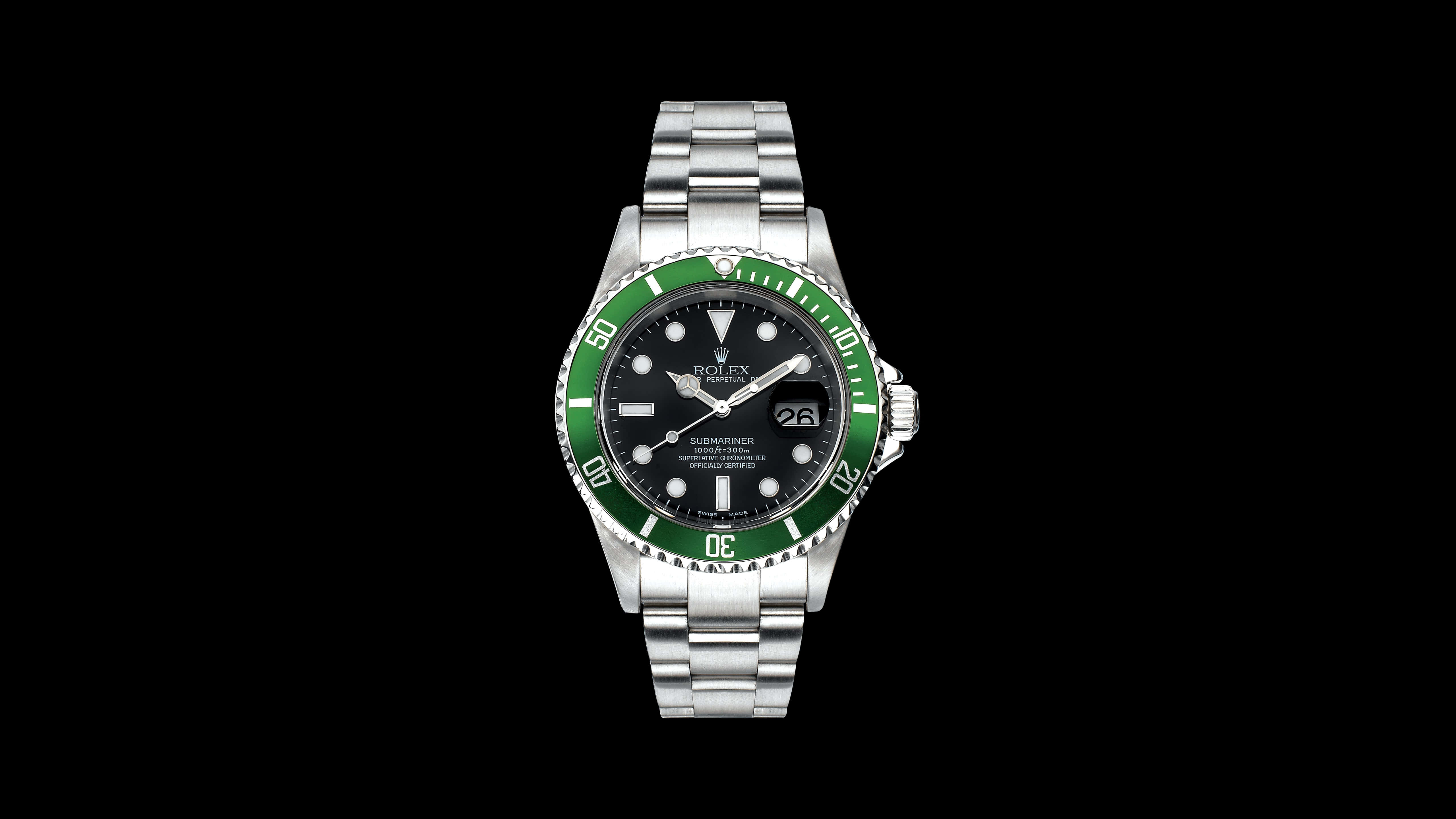Rolex 桌布 壁紙 — 一款勞力士潛航者手錶，帶有綠色錶圈和銀色錶帶，居中於純黑色背景上。