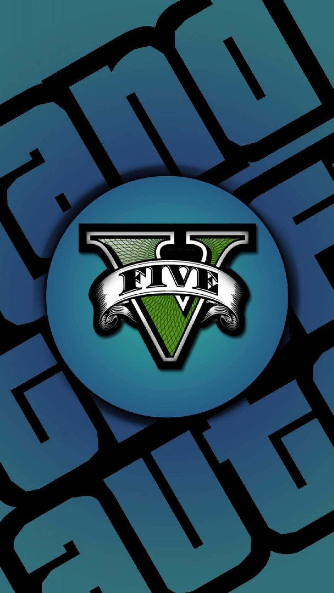 Gta 桌布 壁紙 — 一款大膽的藍黑壁紙，中央圓形徽章上印有 GTA V 標誌，背景帶有風格化字體。