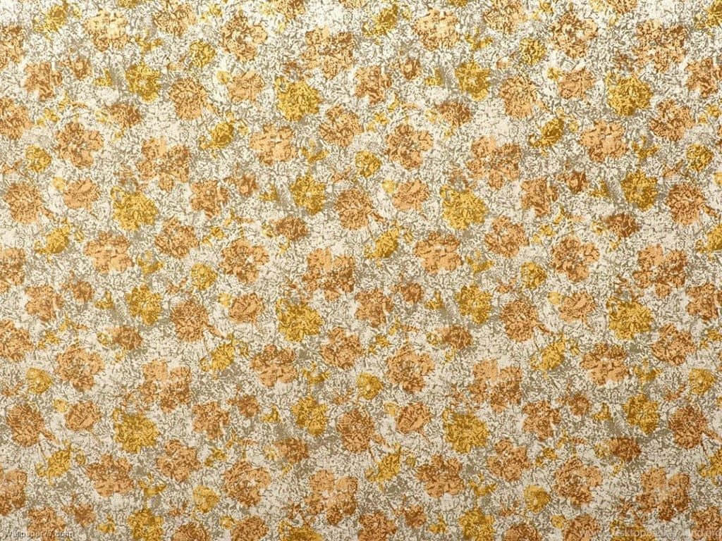 Yellow Pattern 桌布 壁紙 — 一款帶有紋理的牆紙，在斑駁的奶油色和灰色背景上散佈著金色赭色花卉圖案。