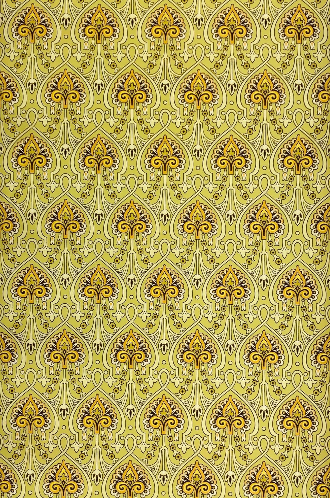 Yellow Pattern 桌布 壁紙 — 一款復古壁紙，在淺綠色背景上重複金色和奶油色的華麗花卉圖案。