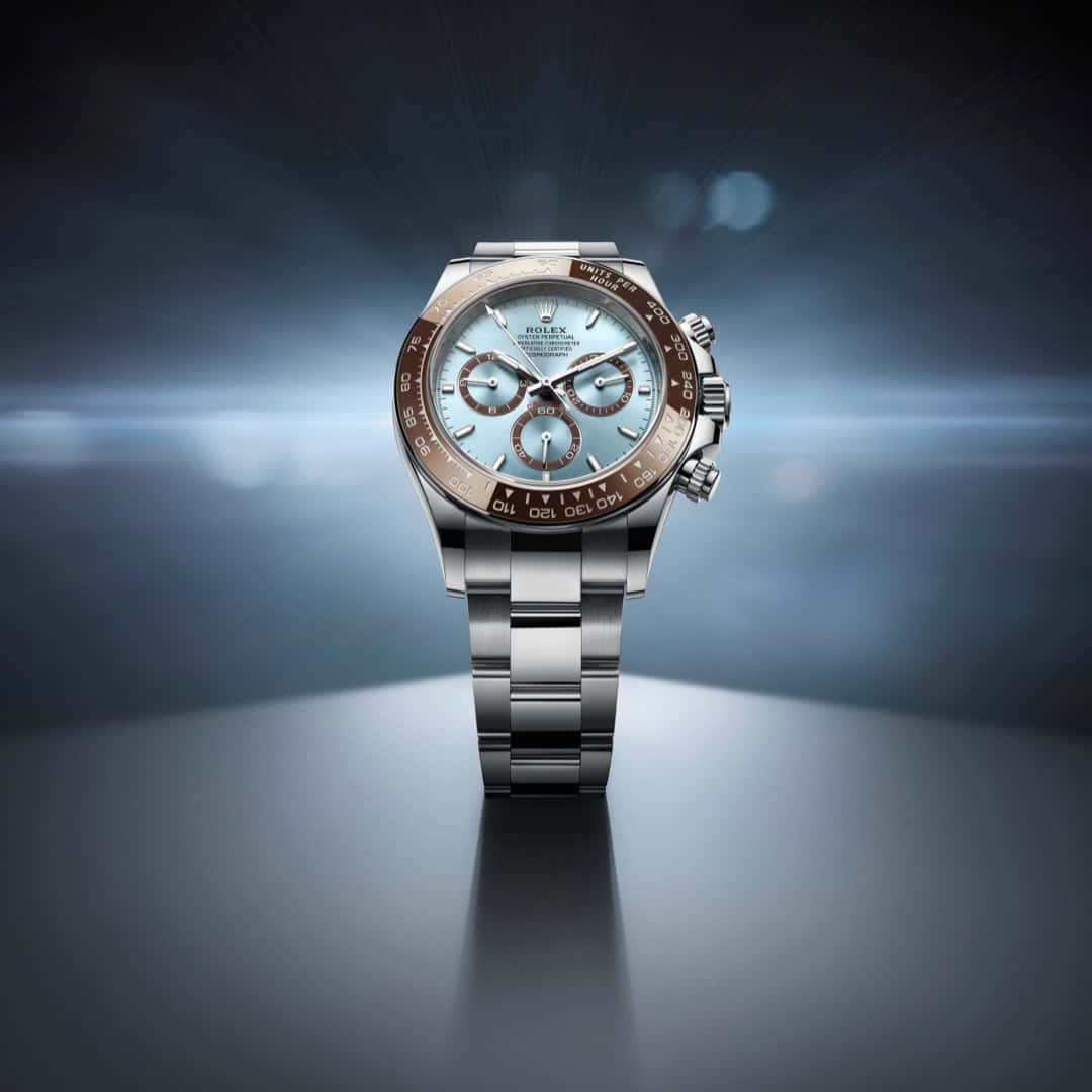 Rolex 桌布 壁紙 — 一款時尚的勞力士計時碼錶，配淺藍色錶盤和玫瑰金點綴，在戲劇性的攝影棚燈光下閃耀。