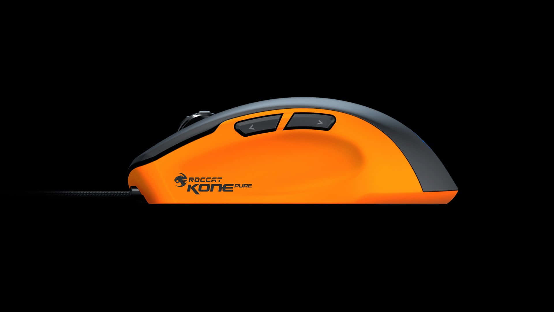 Gaming Mouse 桌布 壁紙 — 一款時尚的橙色和黑色遊戲滑鼠，帶有可見的品牌標誌和紋理握把，背景為純黑色。