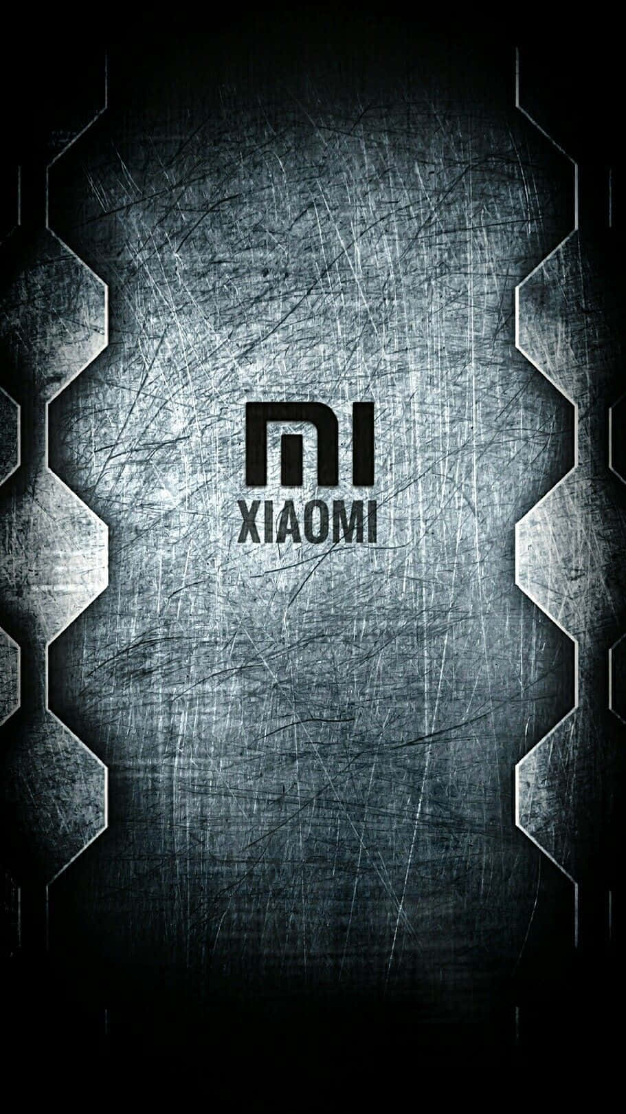 Xiaomi 桌布 壁紙 — 一款時尚的金屬牆紙，帶有刮痕的銀色表面和六邊形邊框，並以粗體黑色顯示小米標誌。