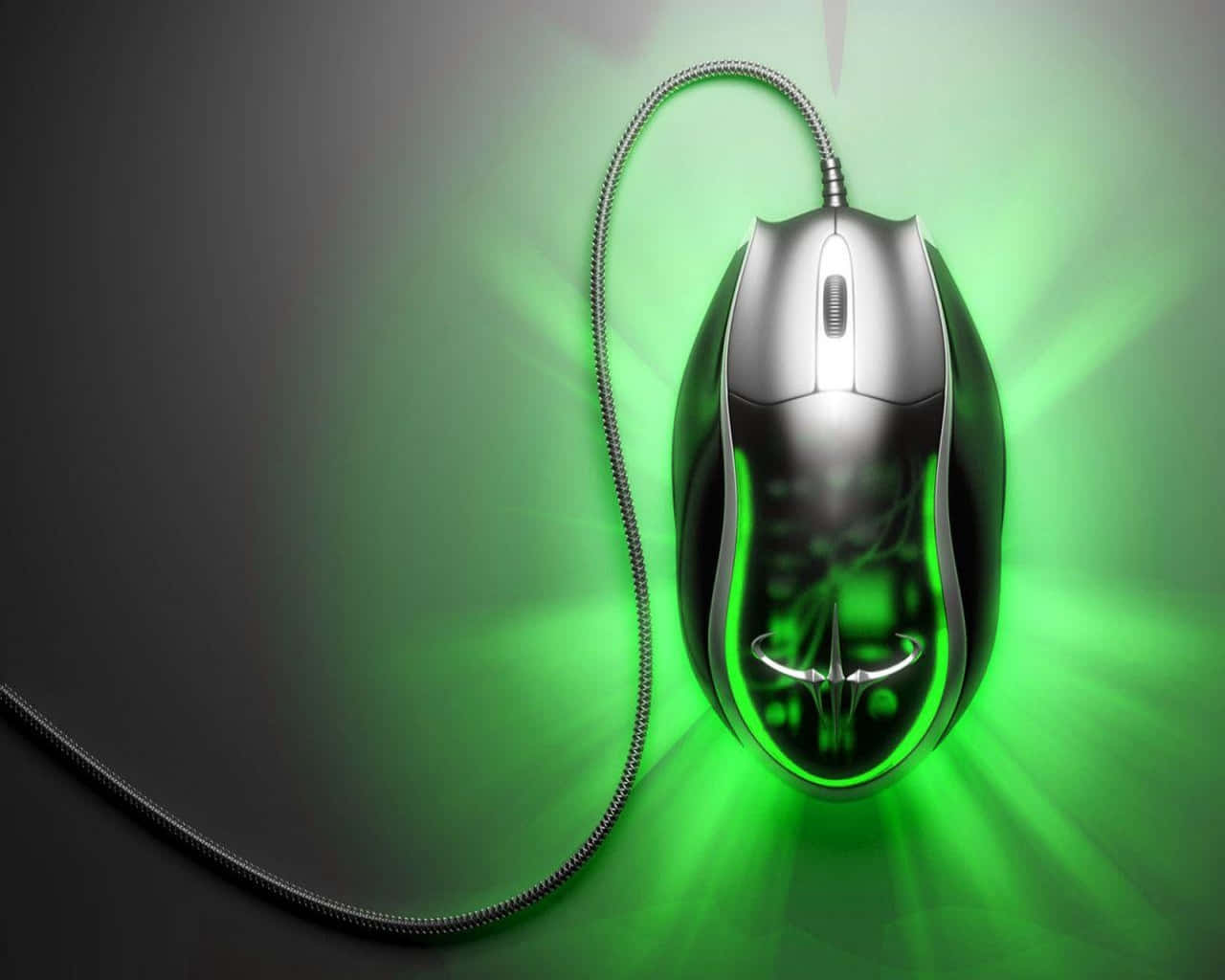 Gaming Mice 桌布 壁紙 — 一款時尚的銀色遊戲滑鼠，帶有發光的綠色點綴和編織線纜，在深色漸變背景上散發光芒。