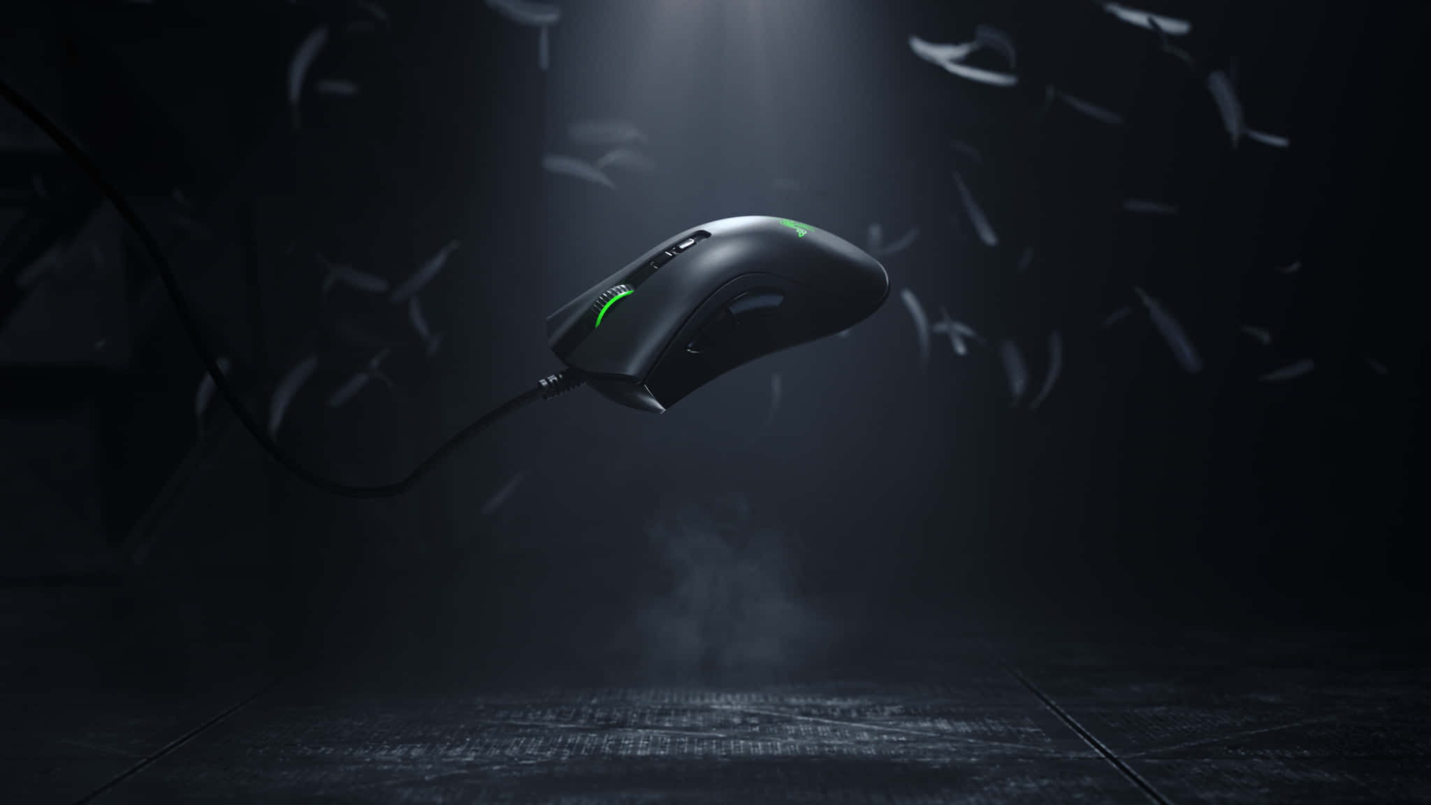 Gaming Mouse 桌布 壁紙 — 一款時尚的黑色遊戲滑鼠，帶有發光的綠色點綴，在黑暗的攝影棚中懸浮，被聚光燈照亮，並有羽毛狀粒子飄落。