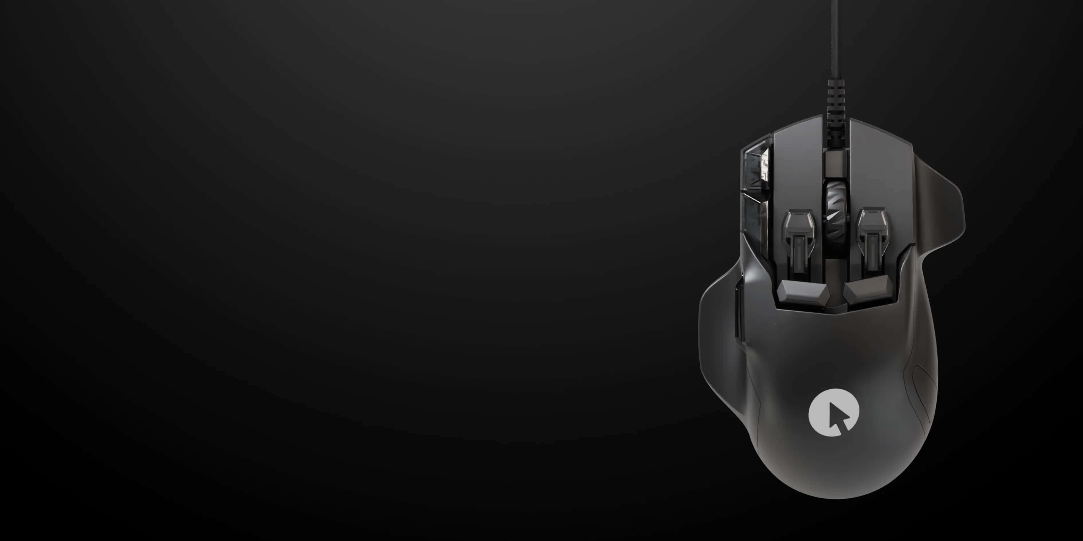 Gaming Mouse 桌布 壁紙 — 一款時尚黑色電競滑鼠，帶有銀色點綴，懸掛在深色漸變背景上。