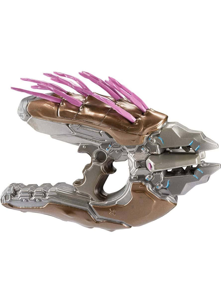 Halo Needler 桌布 壁紙 — 一款未來風格的銀色和青銅色玩具爆能槍，帶有粉紅色尖刺點綴，背景為白色。