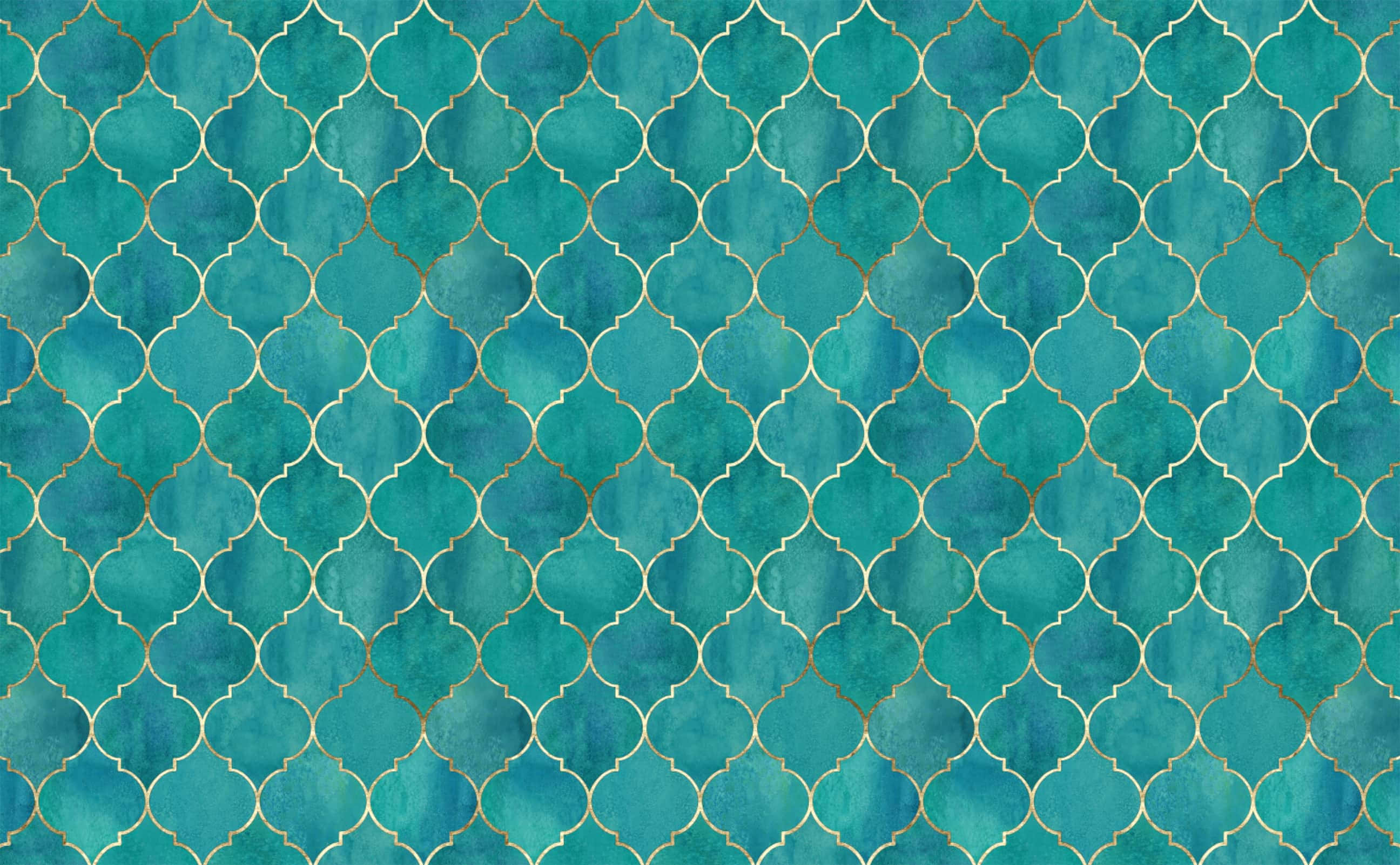 Teal Blue 桌布 壁紙 — 一款水彩風格壁紙，帶有金色勾勒的藍綠色摩洛哥四葉草圖案。