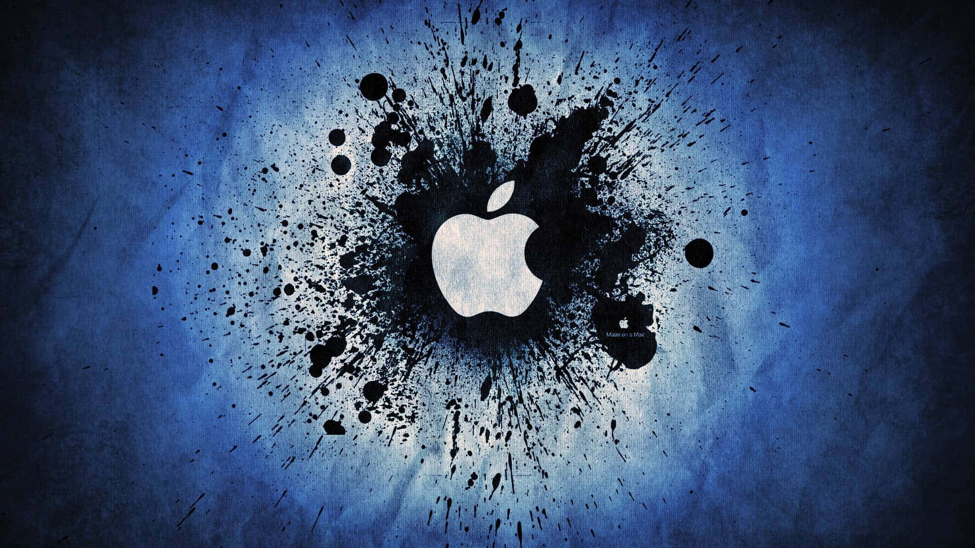 白色Apple標誌被黑色墨水飛濺環繞，背景為紋理藍色。