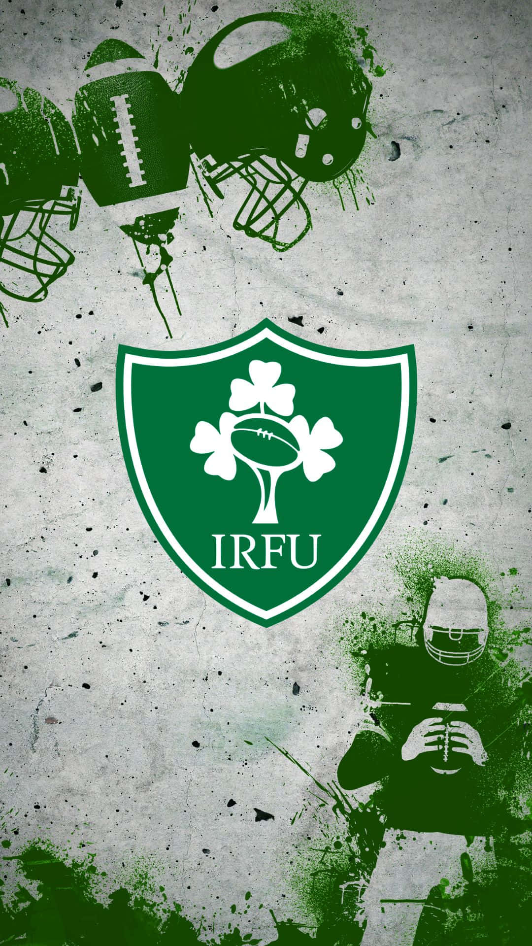 Ireland Rugby 桌布 壁紙 — 一款粗糙的綠色和白色牆紙，上面有愛爾蘭橄欖球聯盟的徽章、濺出的頭盔和球員剪影。