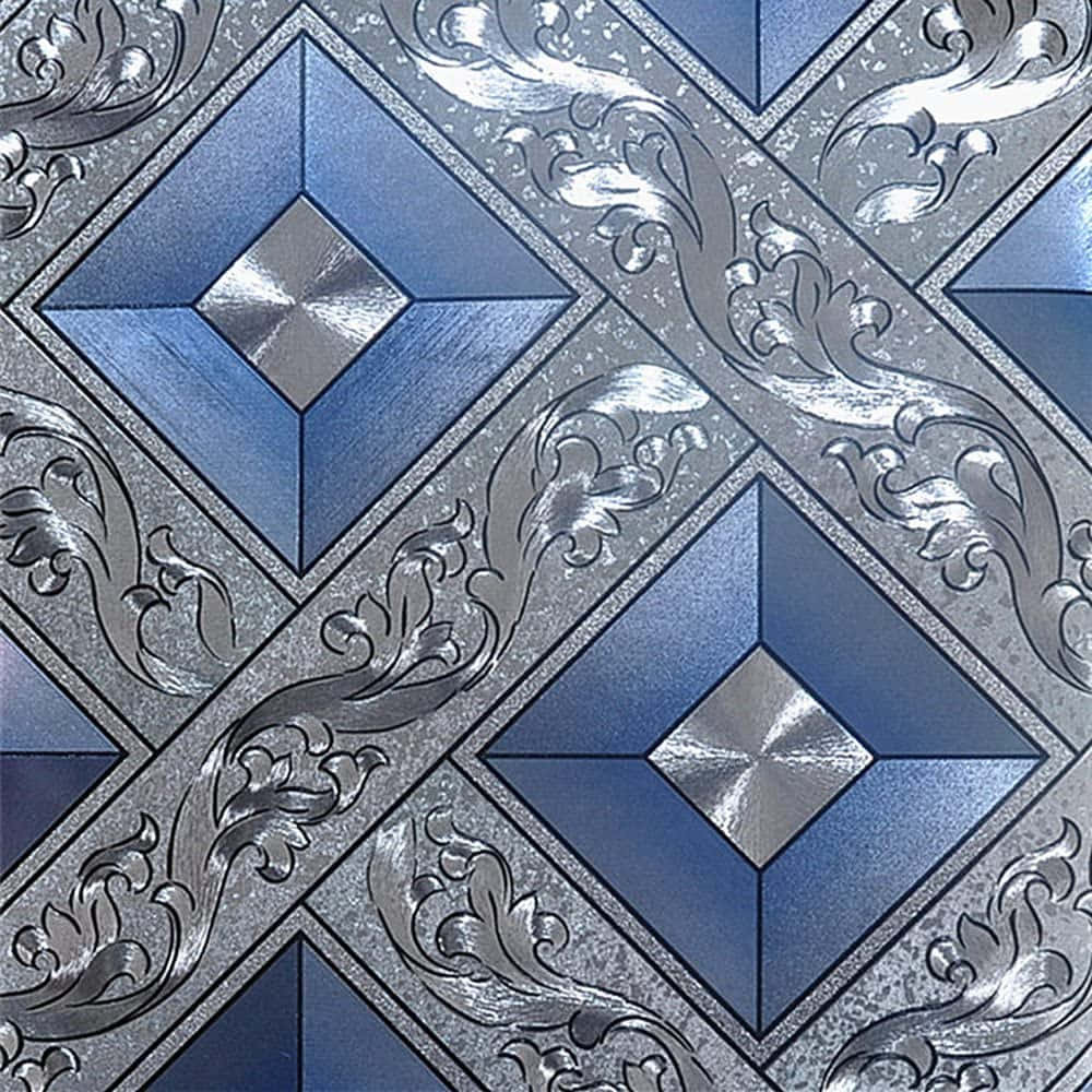 Blue And Silver 桌布 壁紙 — 一款裝飾性牆紙，帶有重複的藍色菱形面板和銀色花絲捲曲圖案，形成對稱的幾何圖案。