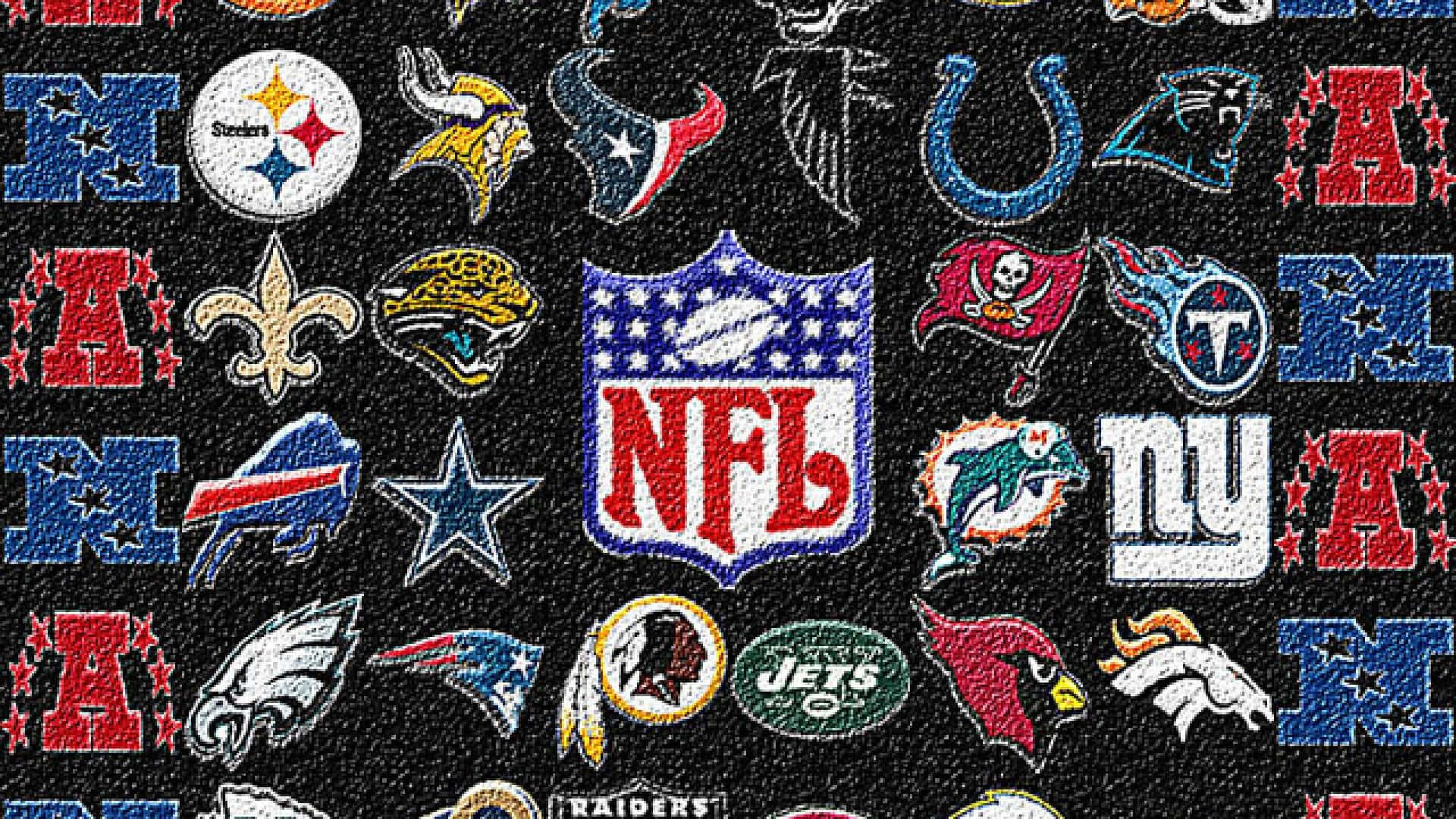 NFL 桌布 壁紙 — 一款質感黑色布料牆紙，上面密密麻麻地繡有色彩鮮豔的NFL球隊標誌。