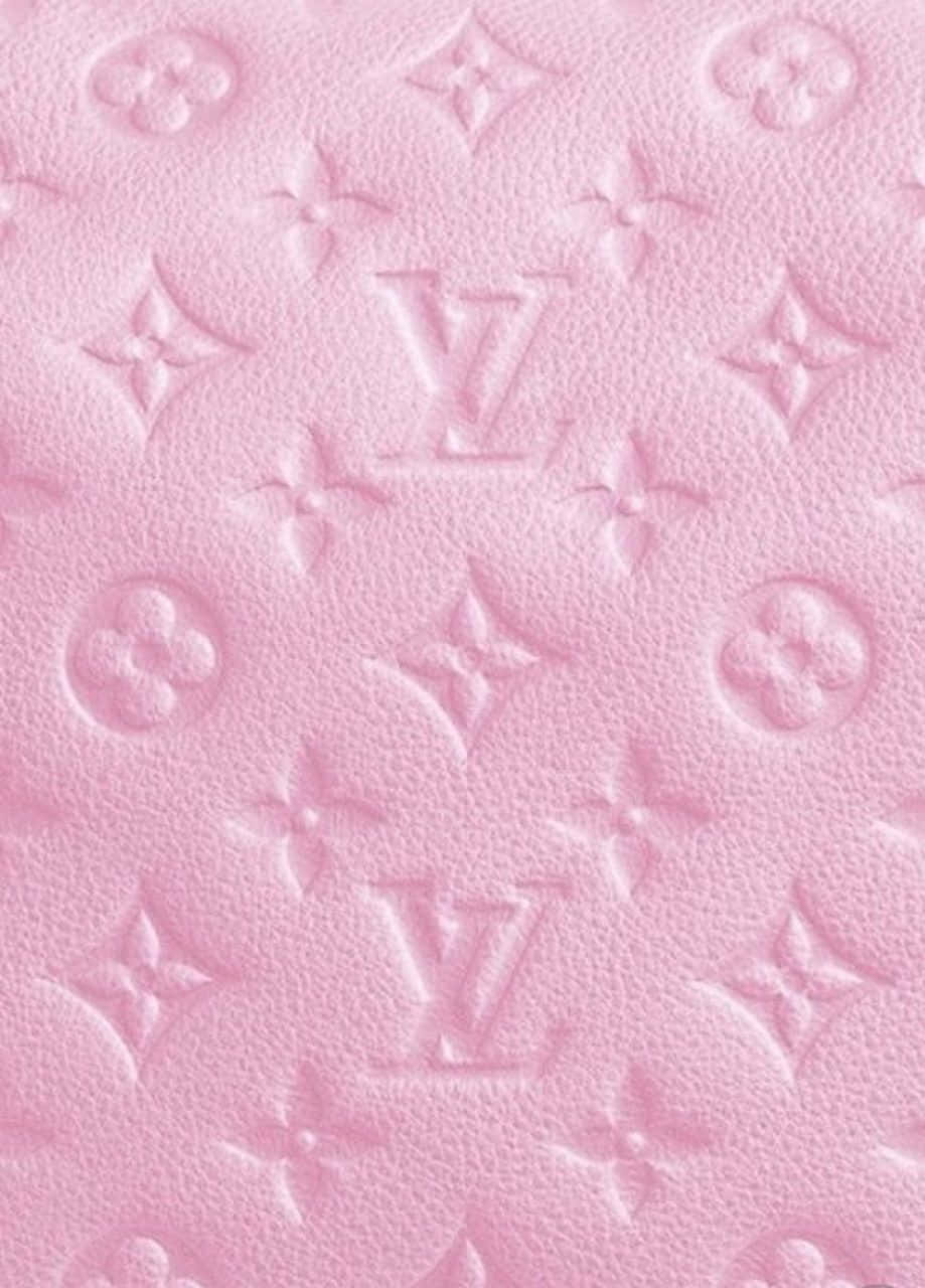 帶有花卉和 LV 標誌壓印的粉紅色 Louis Vuitton 字母組合皮革紋理。