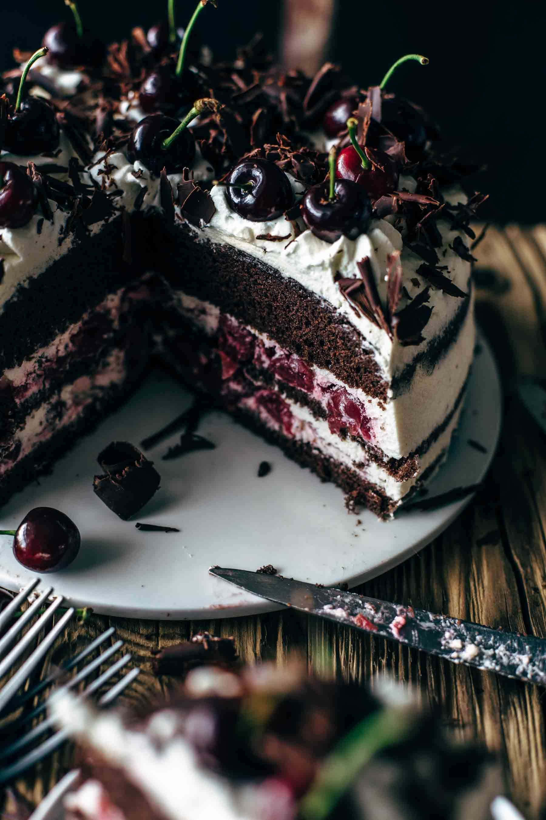Black Forest Cake 桌布 壁紙 — 一款頹廢的黑森林蛋糕，層層疊疊的朱古力海綿蛋糕、車厘子餡料和忌廉，上面鋪滿新鮮車厘子和朱古力碎。