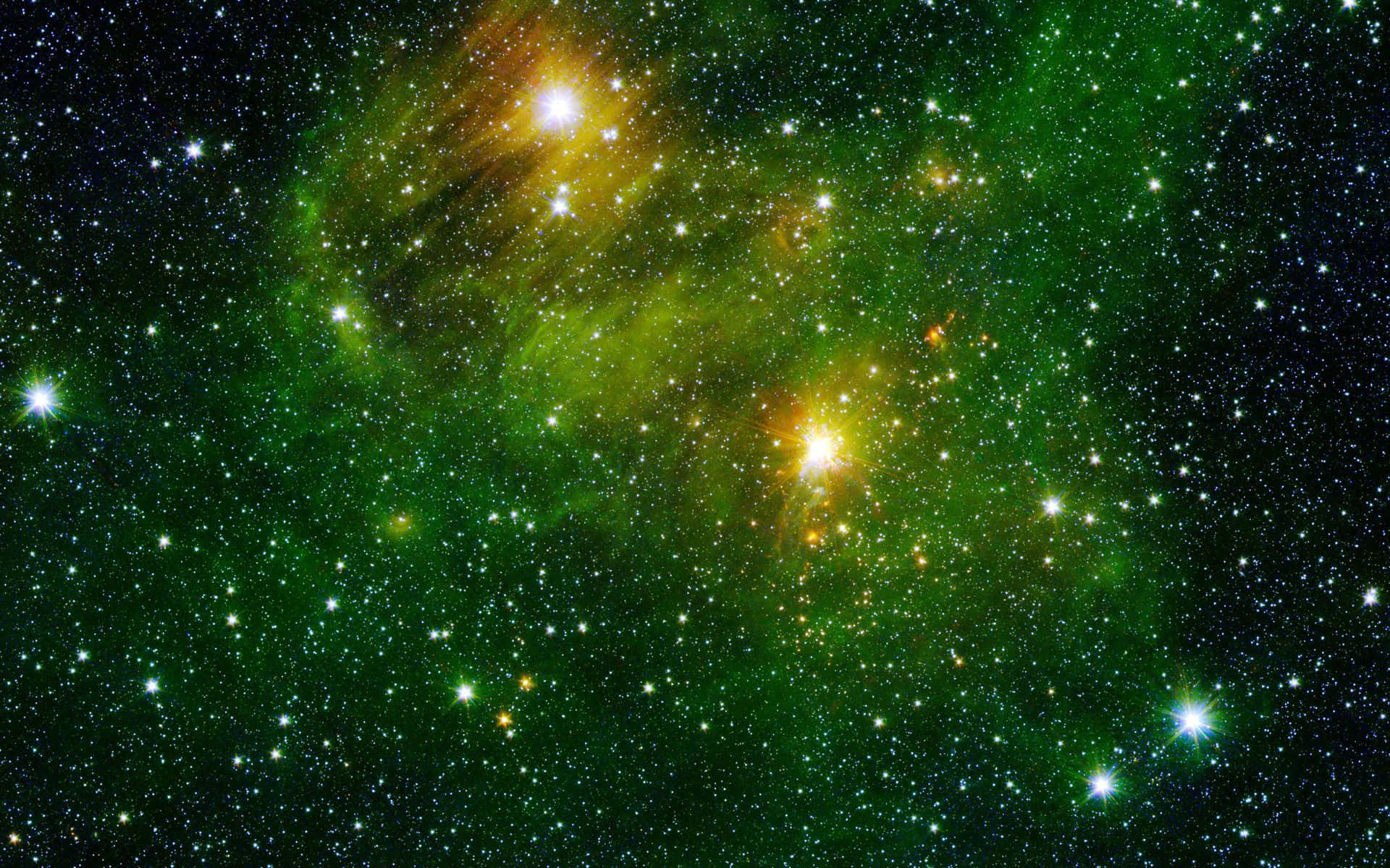 Green Galaxy 桌布 壁紙 — 一片充滿活力的綠色星雲在深邃的黑色宇宙背景下，與發光的橙色恆星一同旋轉。