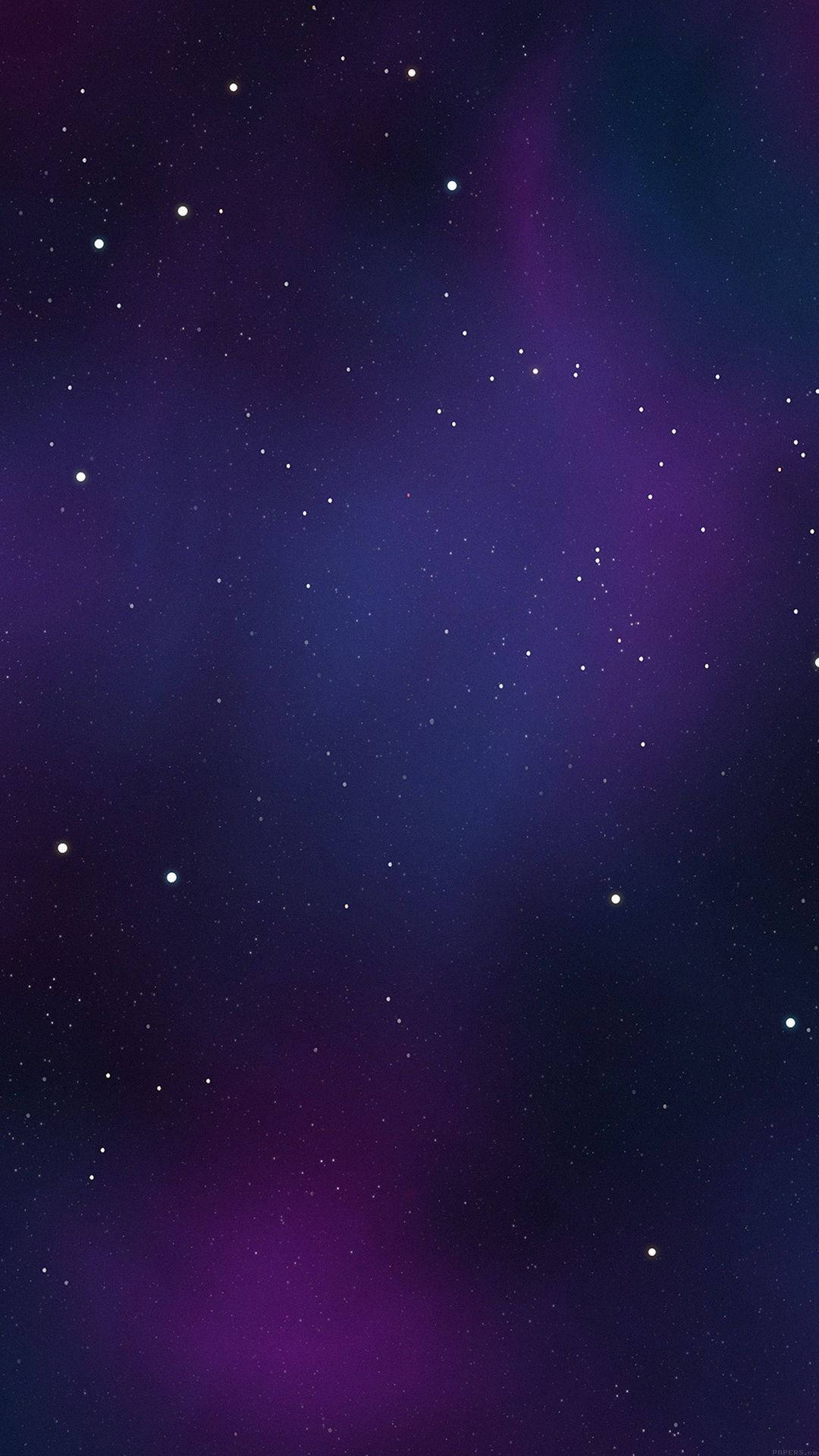 iPhone 桌布 壁紙 — 一片宇宙般的廣闊深紫色和藍色星雲，點綴著閃爍的星星，襯托著黑暗的虛空。