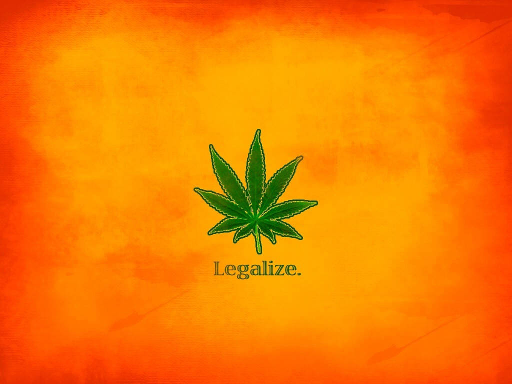 大麻 桌布 壁紙 — 一片綠色大麻葉位於有紋理的橙色背景中央，下方有「legalize」字樣。