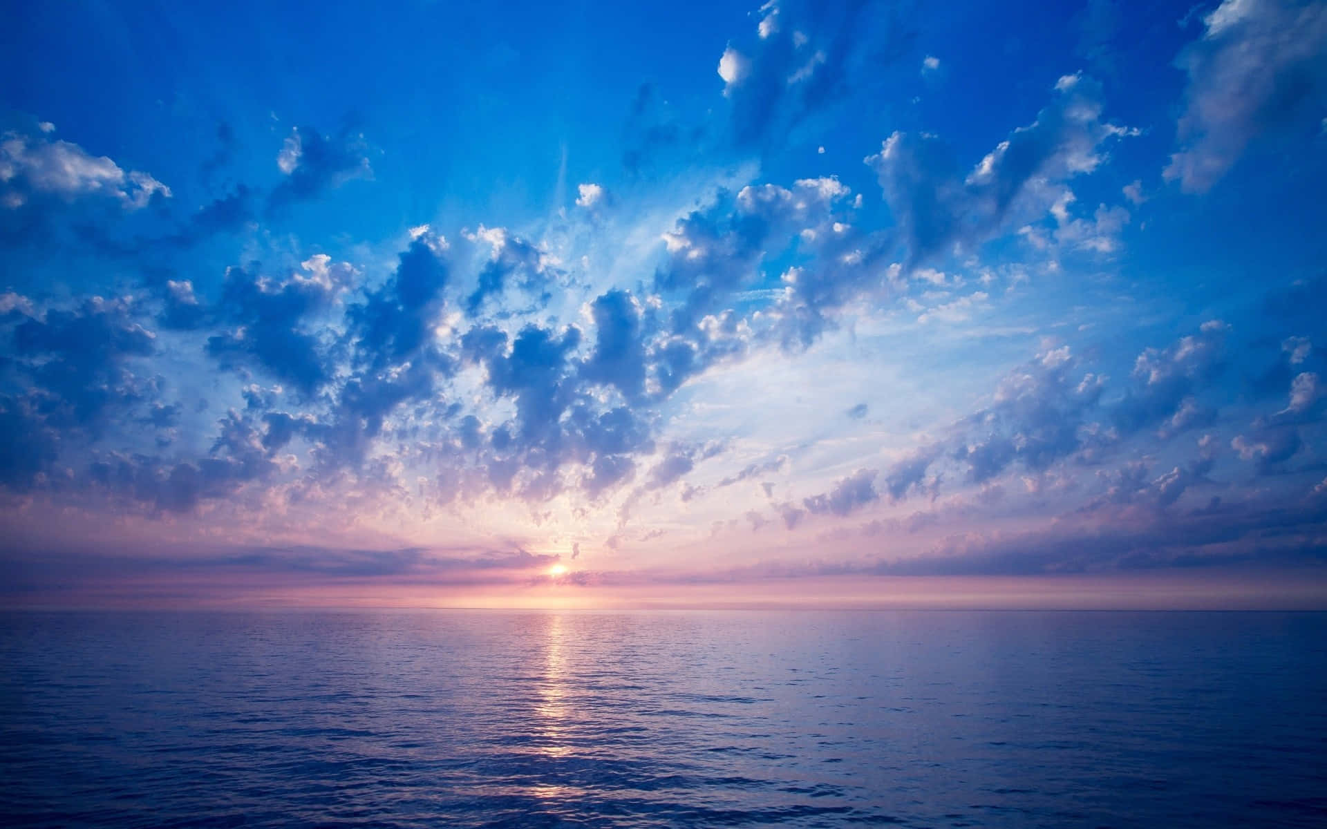 一片藍天白雲在海面上 壁紙