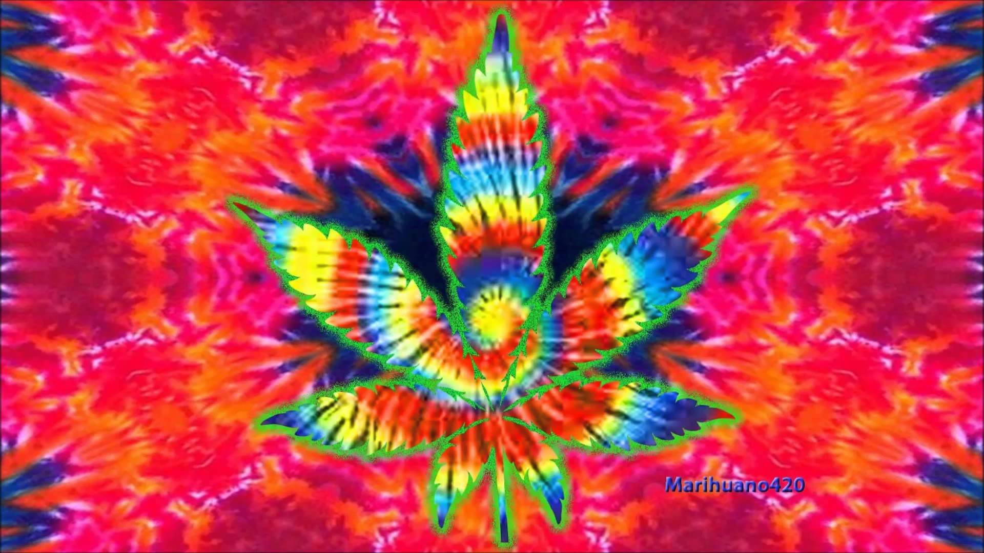 420 桌布 壁紙 — 一片迷幻紮染大麻葉在旋轉的紅橙藍背景上散發出鮮豔的彩虹色彩。
