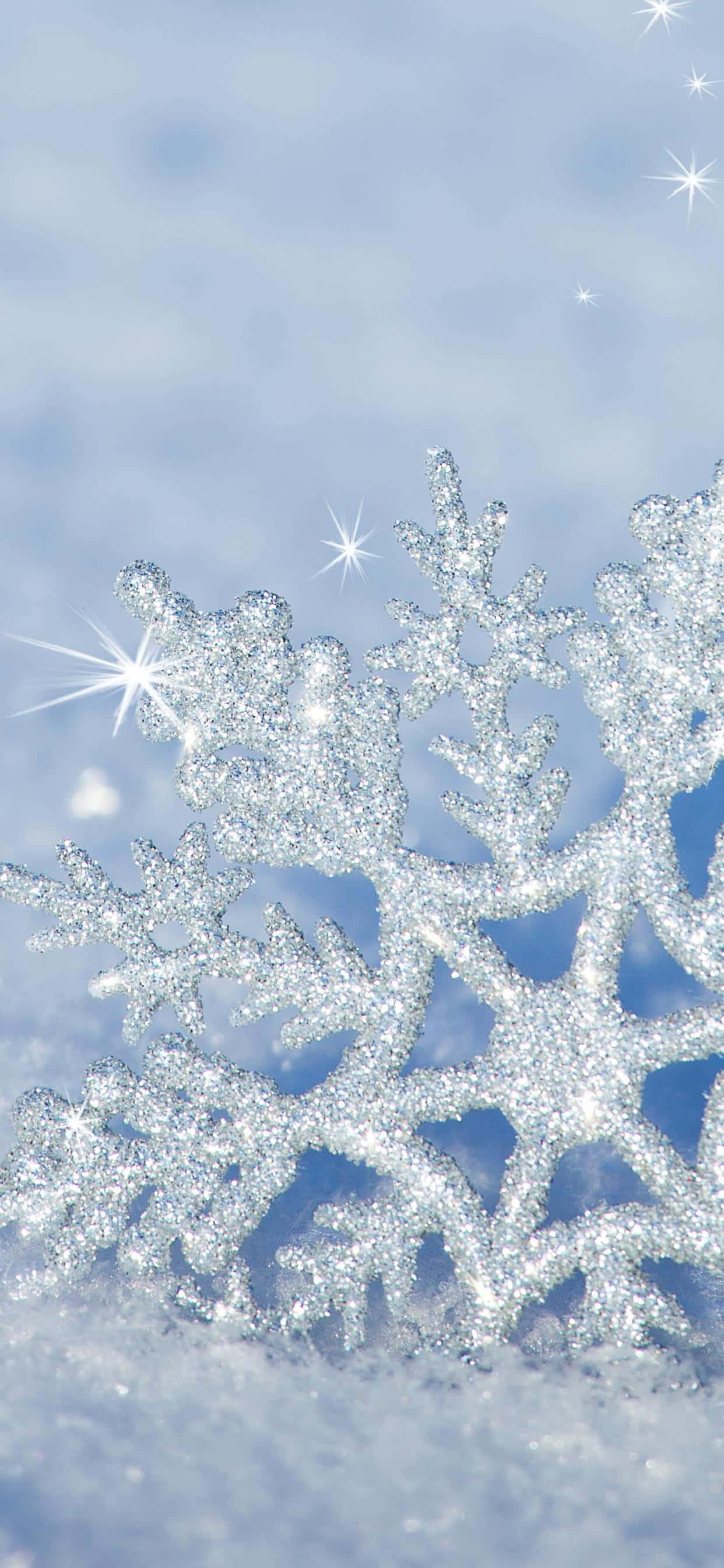 Retina Display 桌布 壁紙 — 一片閃閃發光的雪花落在柔軟的雪地上，襯著淡藍色的天空，帶有閃爍的星星效果。