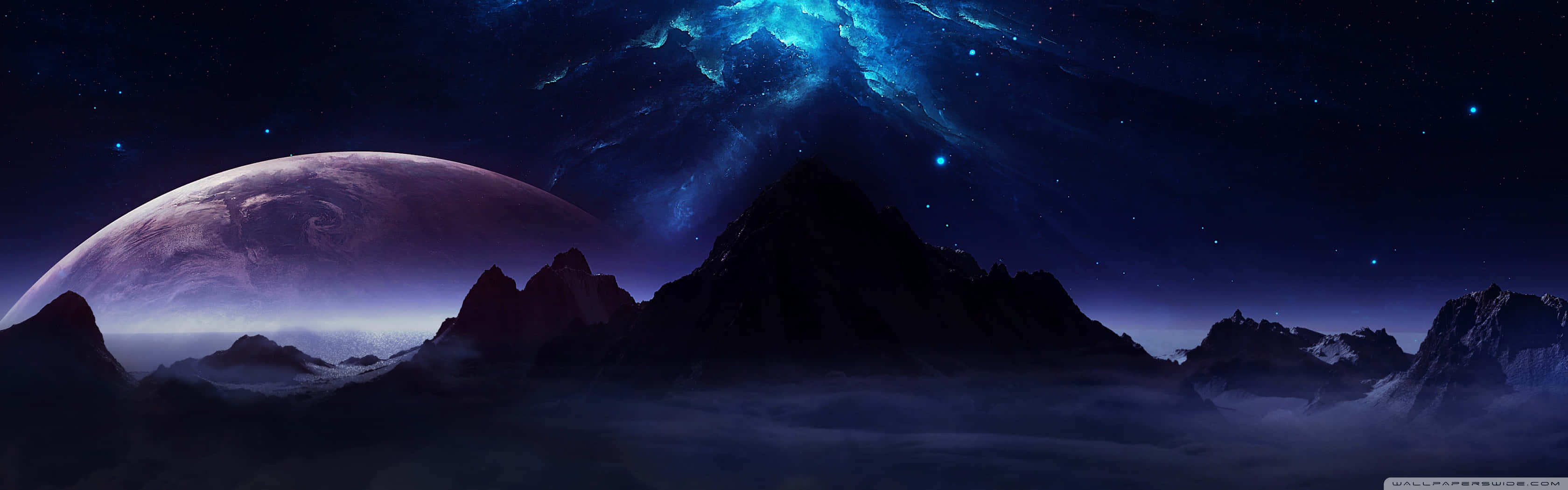 宇宙天空下的雄偉山脈，發光的星雲和遙遠的行星。