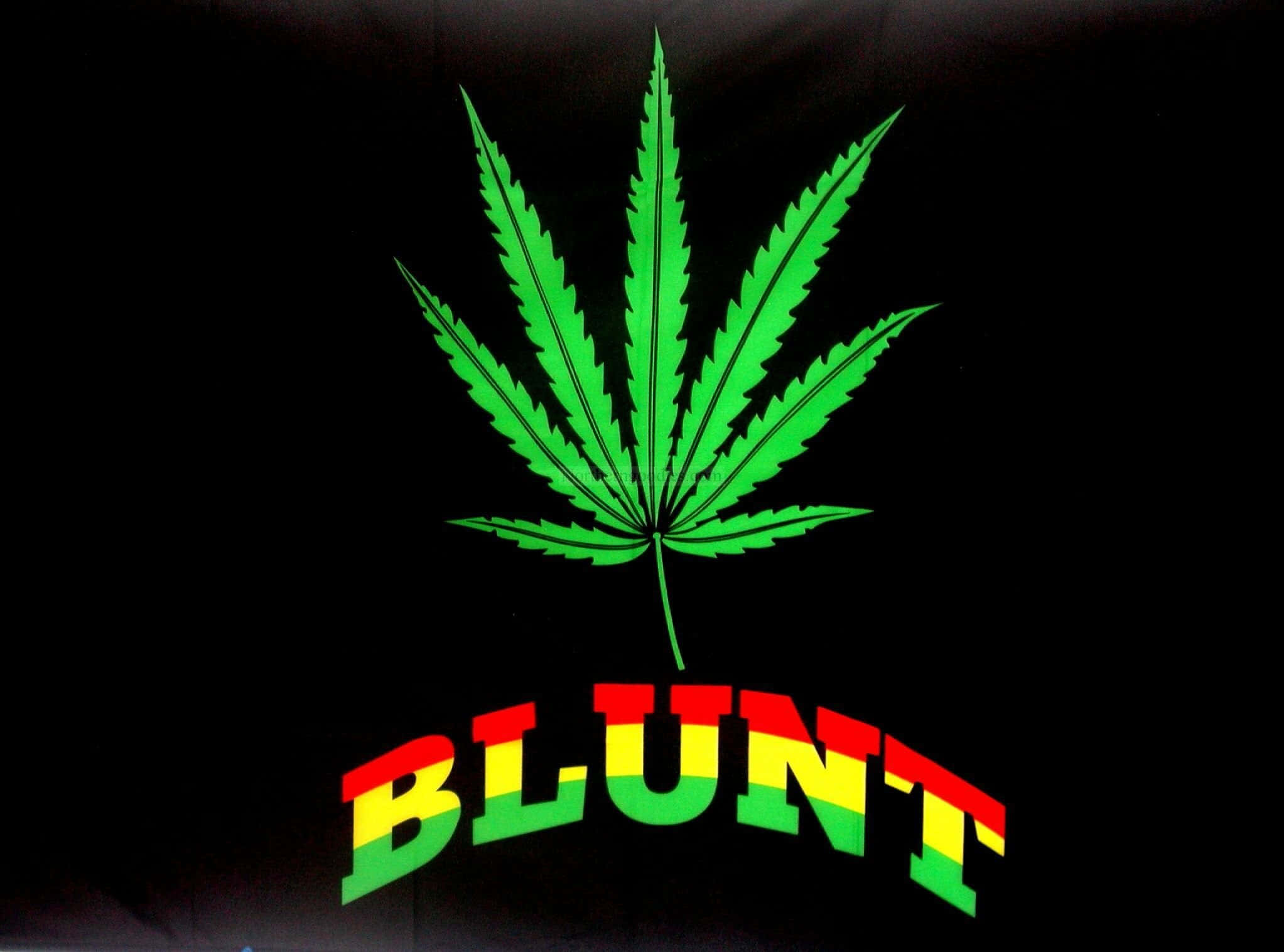 Weed Leaf 桌布 壁紙 — 一片鮮綠色的大麻葉，上面有紅、黃、綠色的「BLUNT」字樣，背景為黑色。