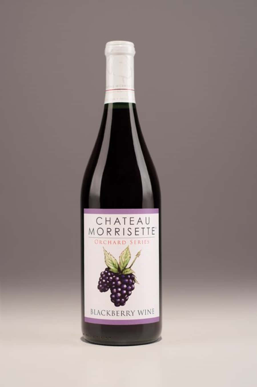 Blackberry Wine 桌布 壁紙 — 一瓶優雅的 Chateau Morrisette 黑莓酒瓶，置於柔和的灰色漸變背景中央。