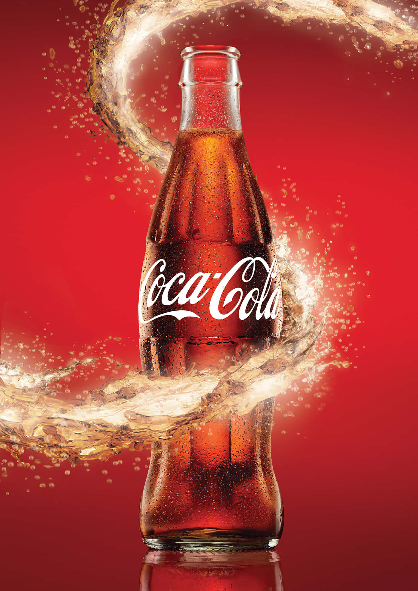 coca cola 桌布 壁紙 — 一瓶冰凍的可口可樂，被充滿動感的碳酸液體飛濺環繞，背景為大膽的紅色。