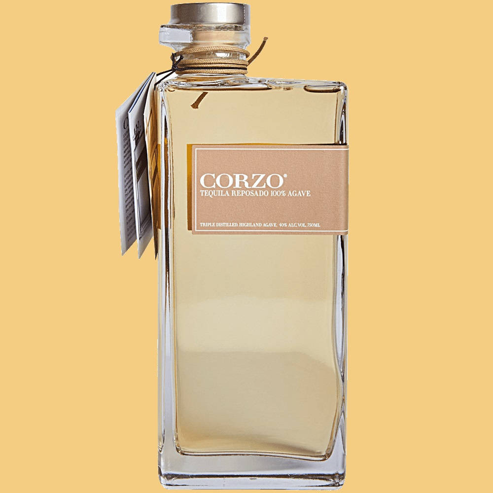 一瓶透明的 Corzo Tequila Reposado 玻璃瓶，立在純黃色背景前。