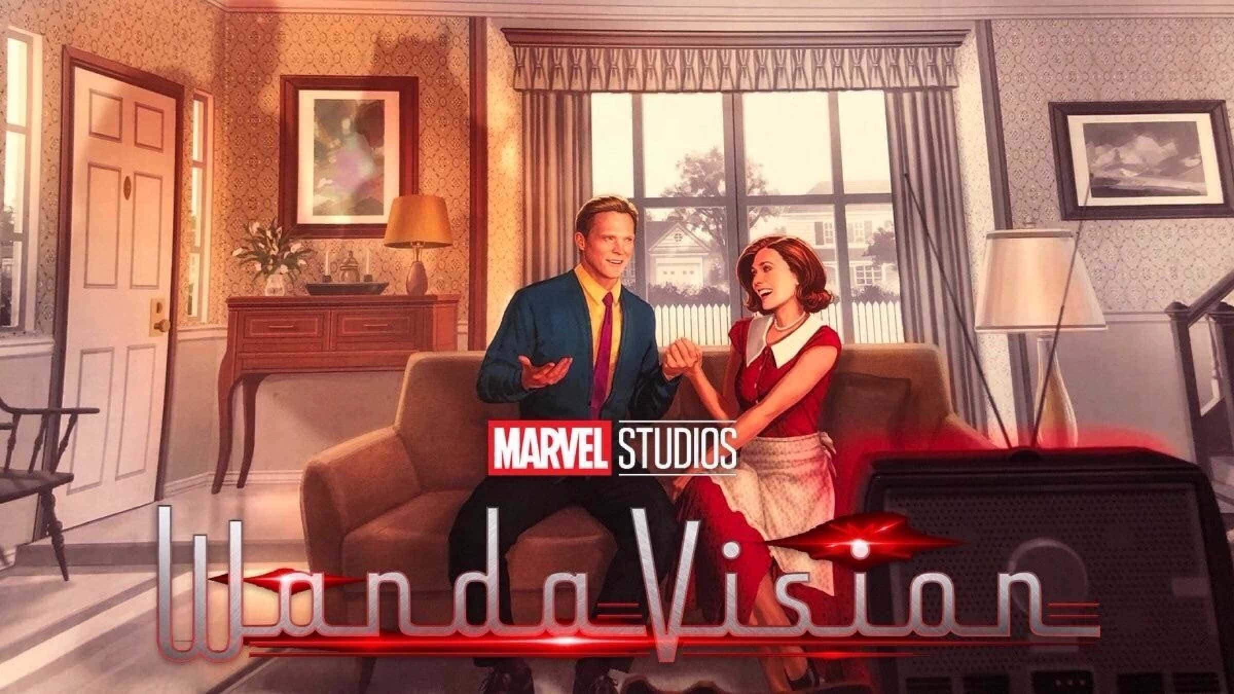 Wandavision 桌布 壁紙 — 一男一女穿著1950年代風格的衣服，微笑著坐在一張沙發上，身處一個溫暖照明的復古客廳，配有復古裝飾和發光的電視。
