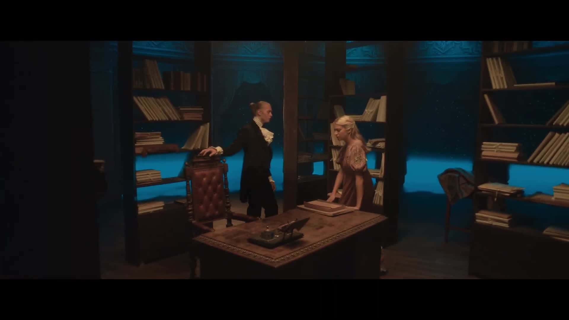 一男一女站在滿是書本的昏暗房間裡 壁紙