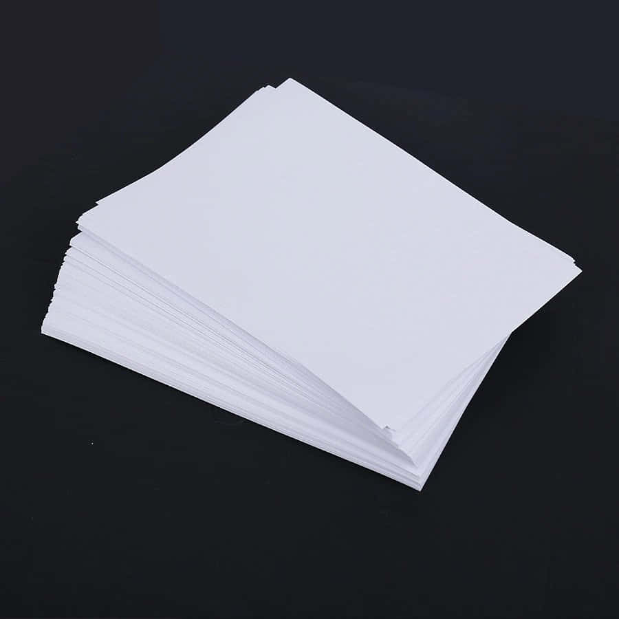 paper 桌布 壁紙 — 一疊整齊的白色紙張放在純黑色背景上，帶有柔和陰影。