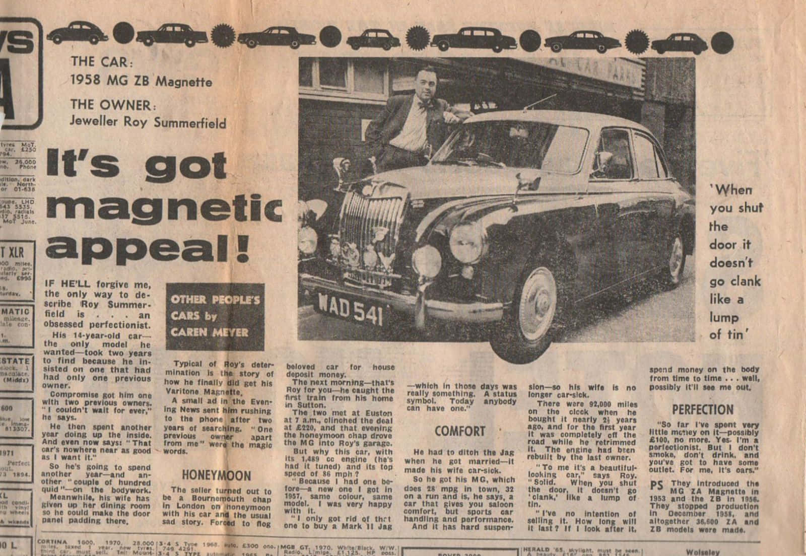 一疊泛黃的舊報紙 壁紙 — 復古報紙剪報展示一輛1958年MG ZB Magnette汽車，帶有粗體標題和經典字體。