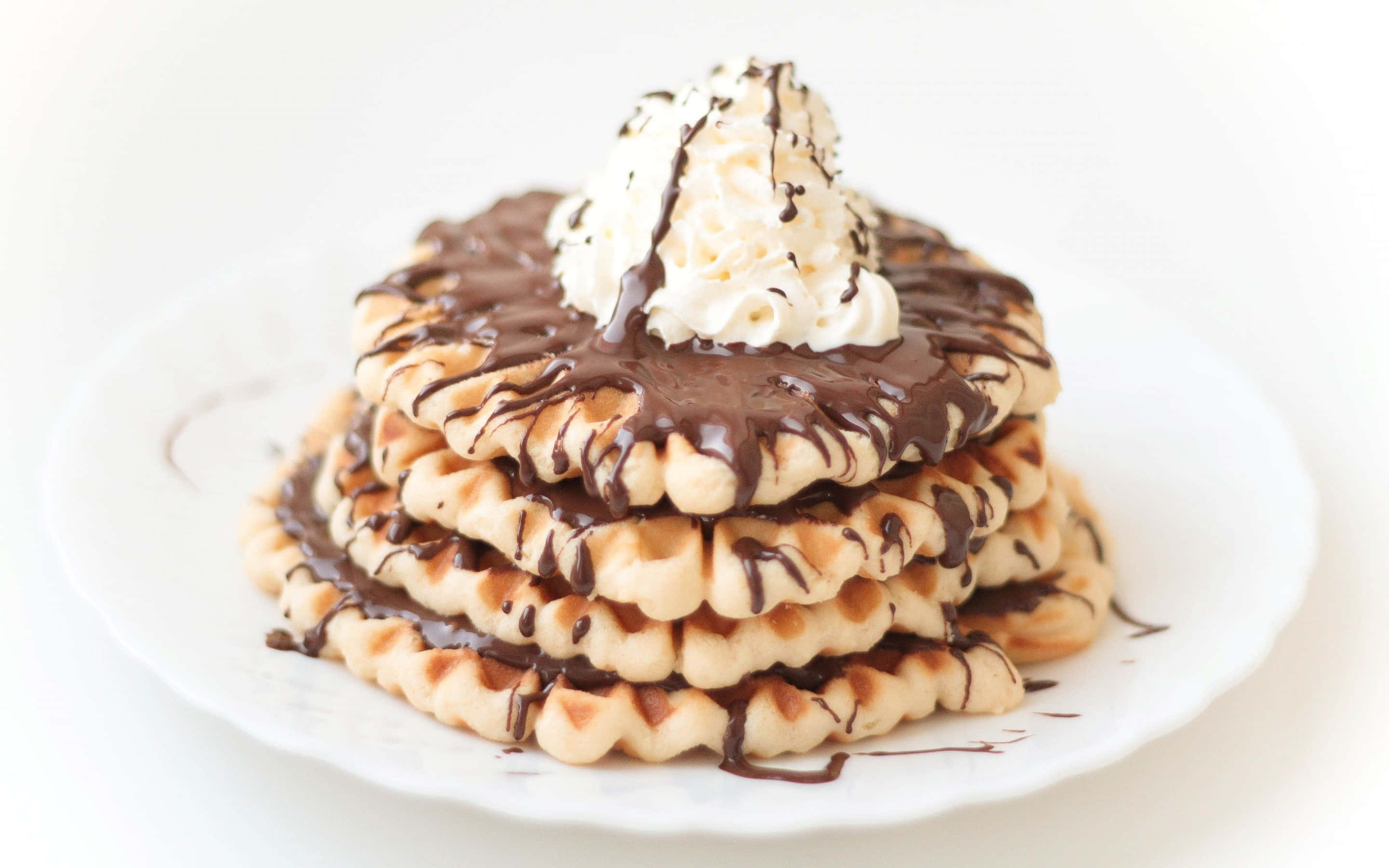 Waffle 桌布 壁紙 — 一疊高高的金黃色窩夫，淋上濃郁的朱古力醬，再配上一球忌廉。