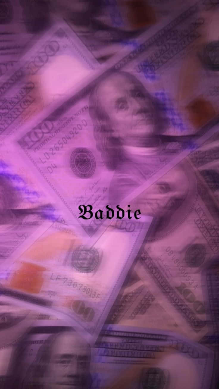 baddie 桌布 壁紙 — 一百美元鈔票在夢幻的紫色迷霧中旋轉，中間以哥德字體寫著「Baddie」一詞。