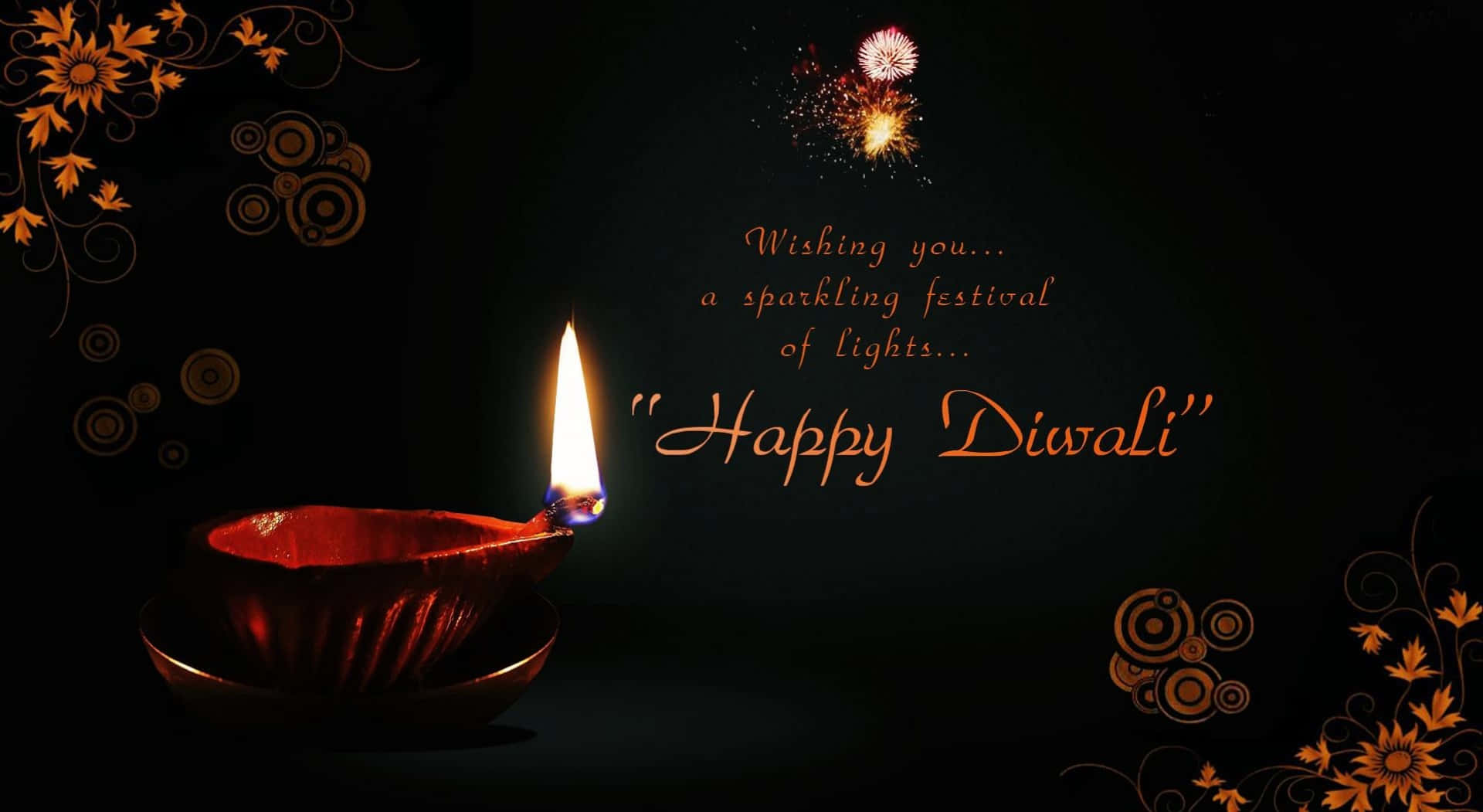 Happy Diwali 桌布 壁紙 — 一盞發光的紅色迪亞燈在黑暗背景下閃爍，背景飾有金色花卉漩渦和慶祝排燈節的煙火。