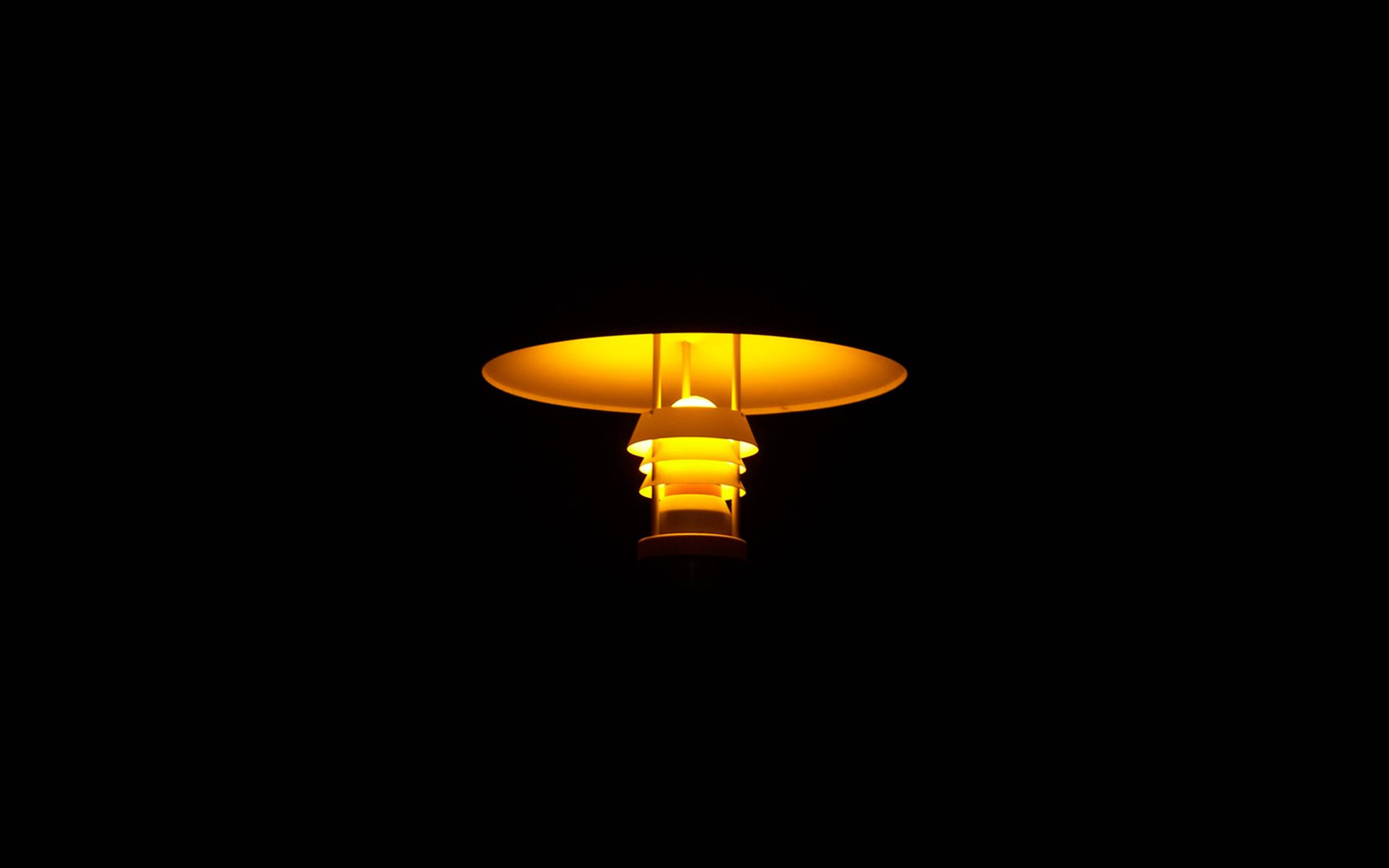 wallpaper 桌布 壁紙 — 一盞發光的黃色街燈在漆黑的夜空中投射出溫暖的光芒。