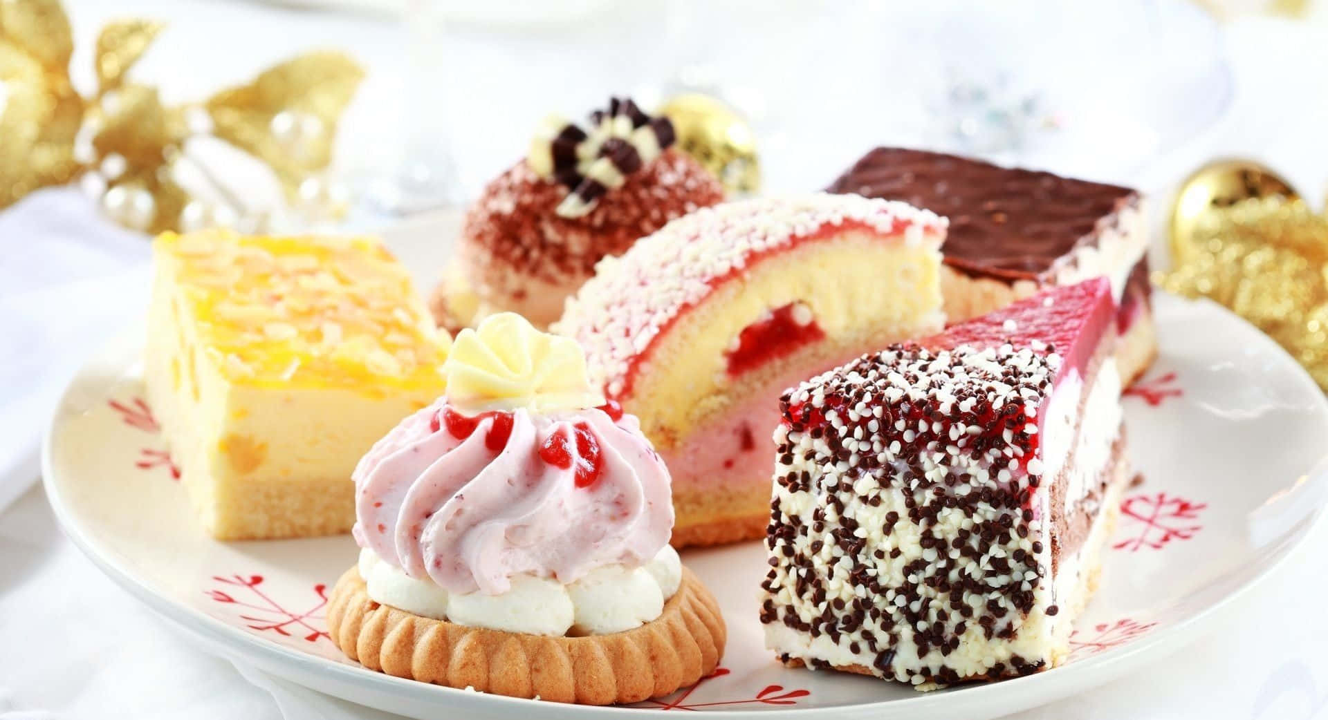 Pastry 桌布 壁紙 — 一盤各式節日糕點，包括芝士蛋糕片、士多啤梨忌廉泡芙和灑上糖霜的朱古力蛋糕。
