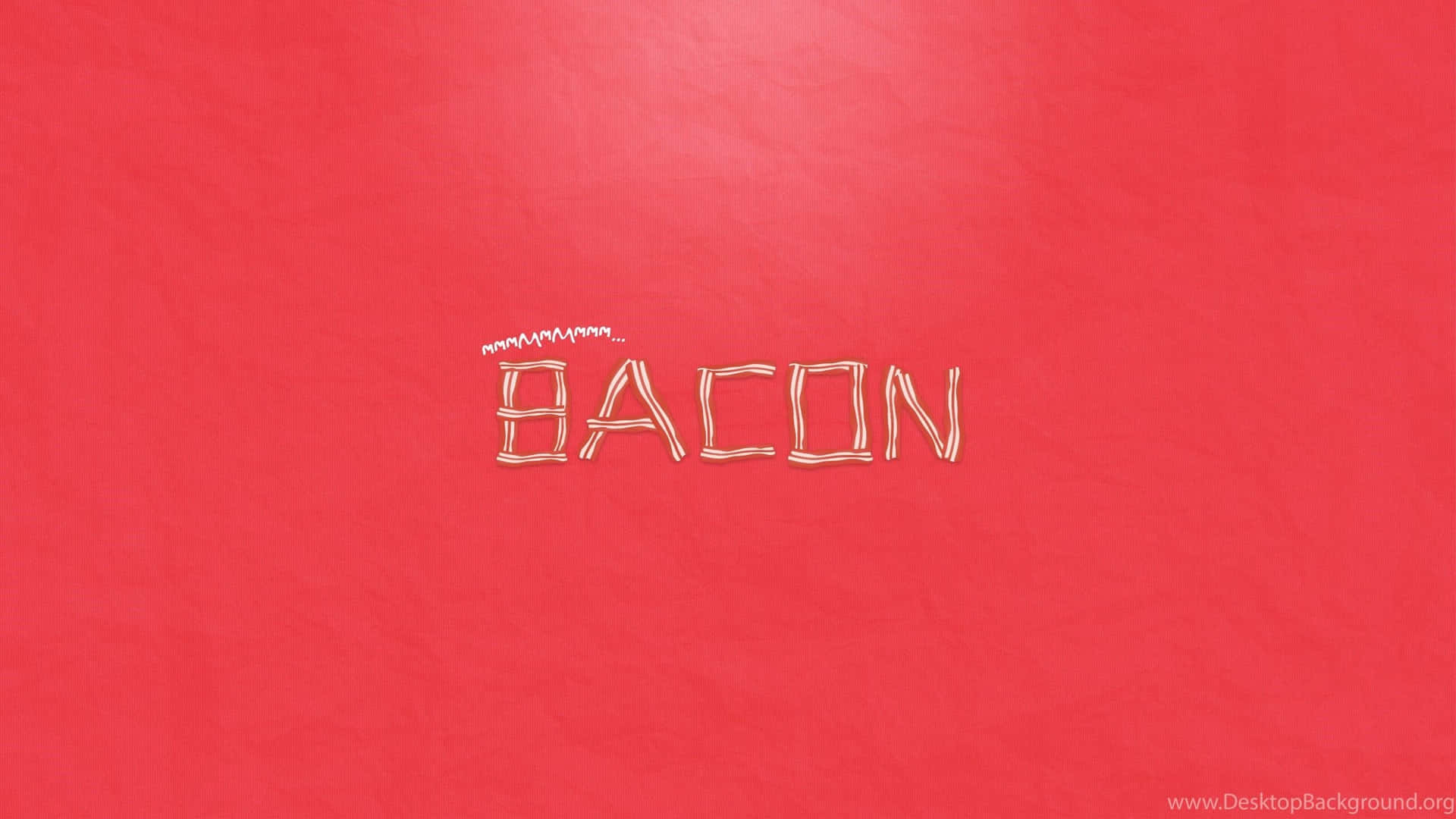 由煙肉條組成的單詞 bacon，在紅色紋理背景上。