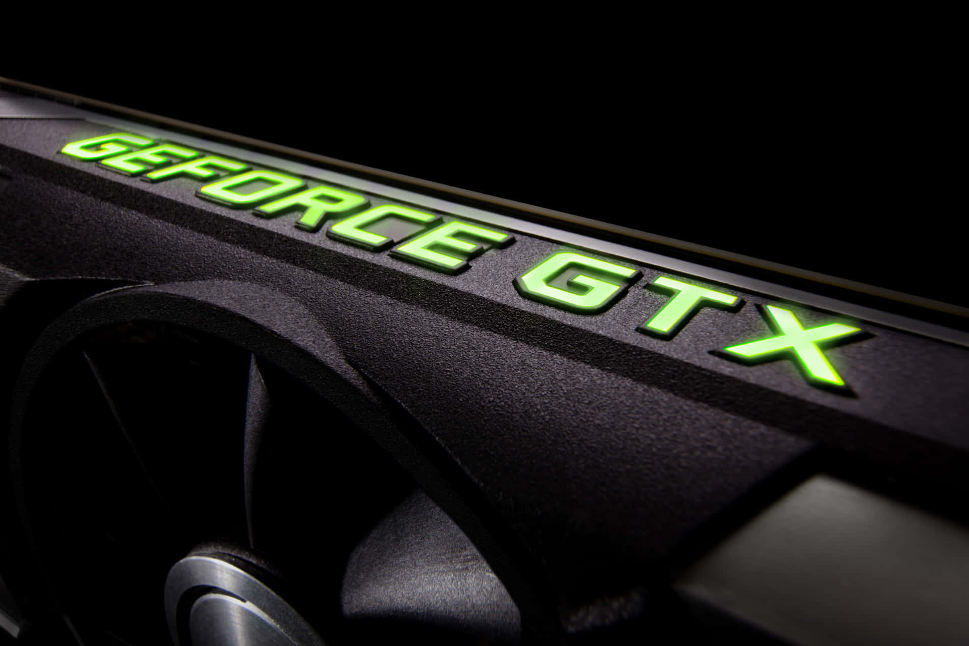 黑色顯示卡上發光綠色 GeForce GTX 標誌。