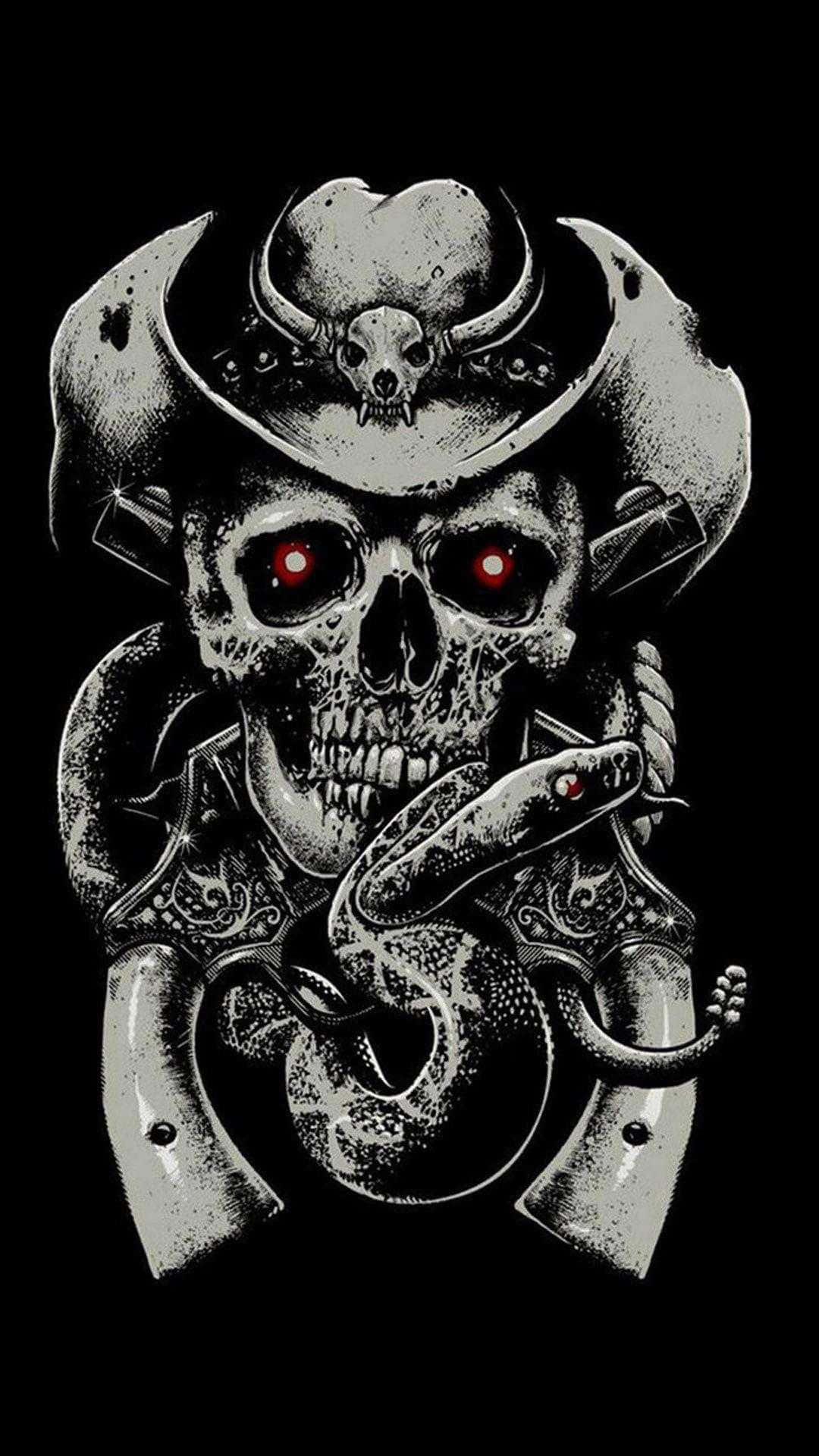 一瞥即生畏——邪惡骷髏 壁紙 — 一個戴著牛仔帽、眼睛發出紅光的可怕骷髏頭，在黑色背景前，雙手各持一把華麗手槍，中間纏著一條盤繞的蛇。